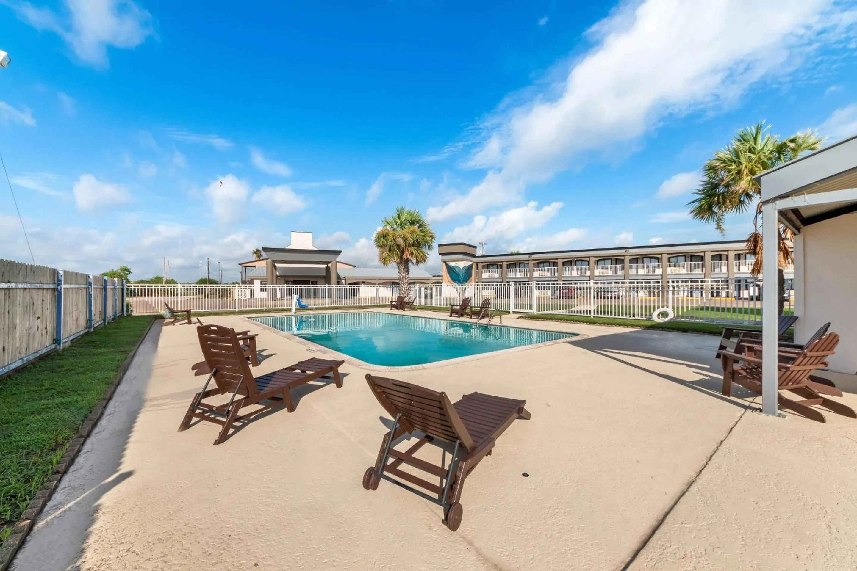 Swimming pool in Quality Inn & Suites Port Lavaca near Lighthouse Beach