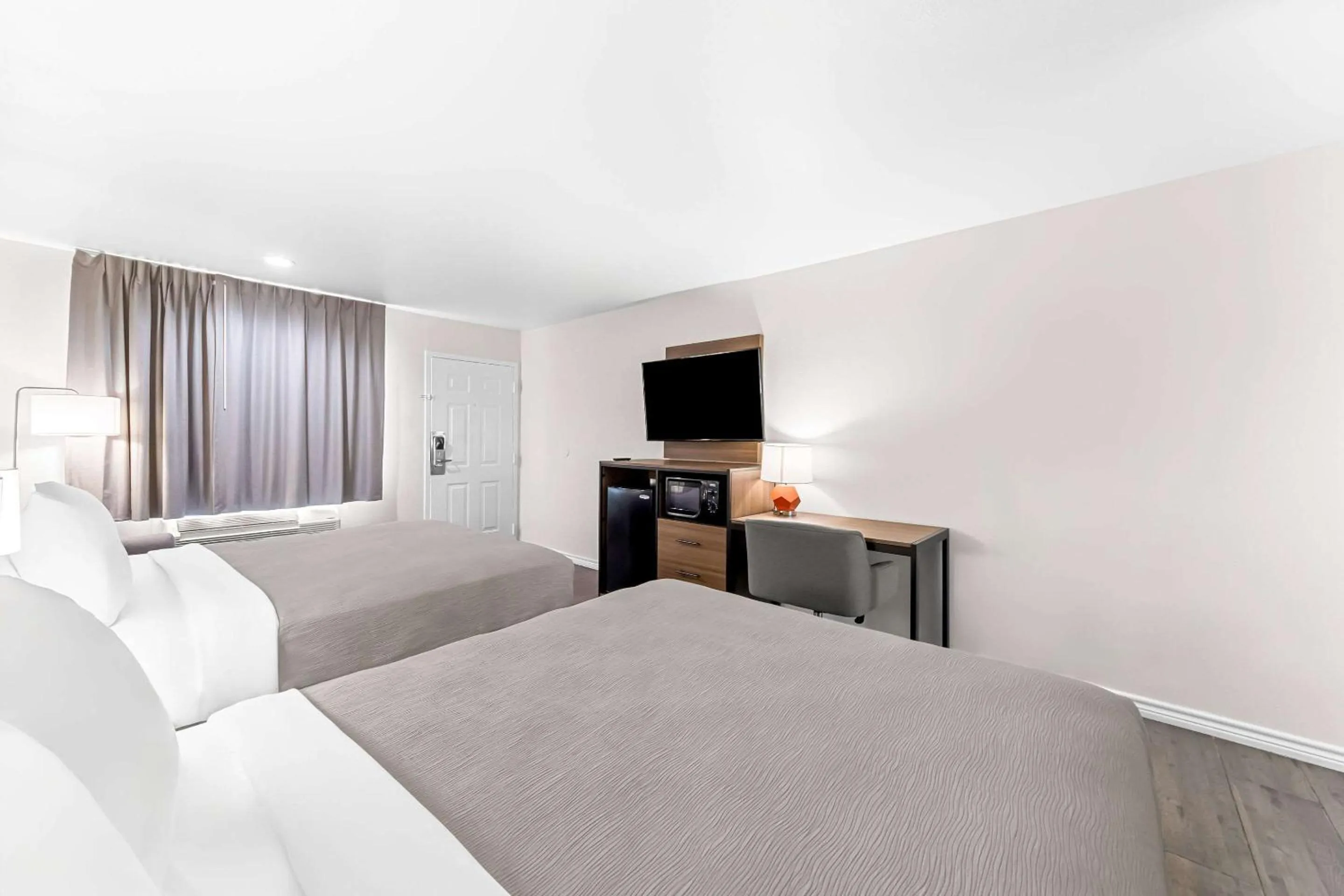 Bedroom, Bed in Quality Inn & Suites Port Lavaca near Lighthouse Beach