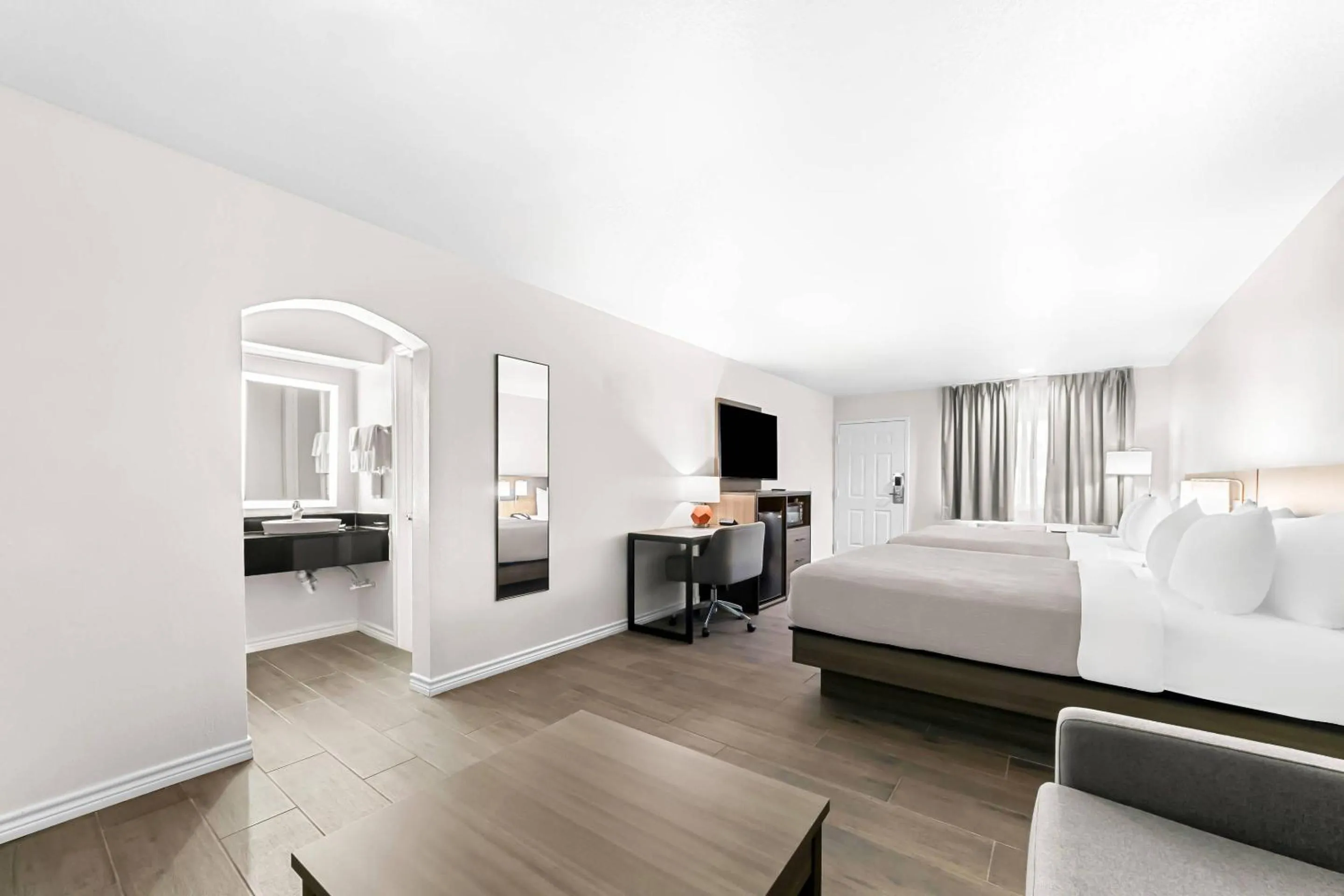 Bedroom, Bed in Quality Inn & Suites Port Lavaca near Lighthouse Beach