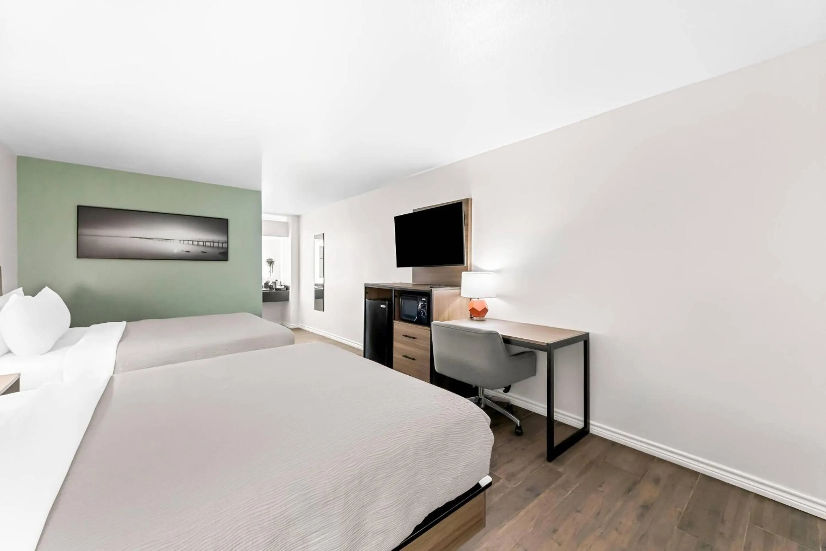 Bedroom, Bed in Quality Inn & Suites Port Lavaca near Lighthouse Beach