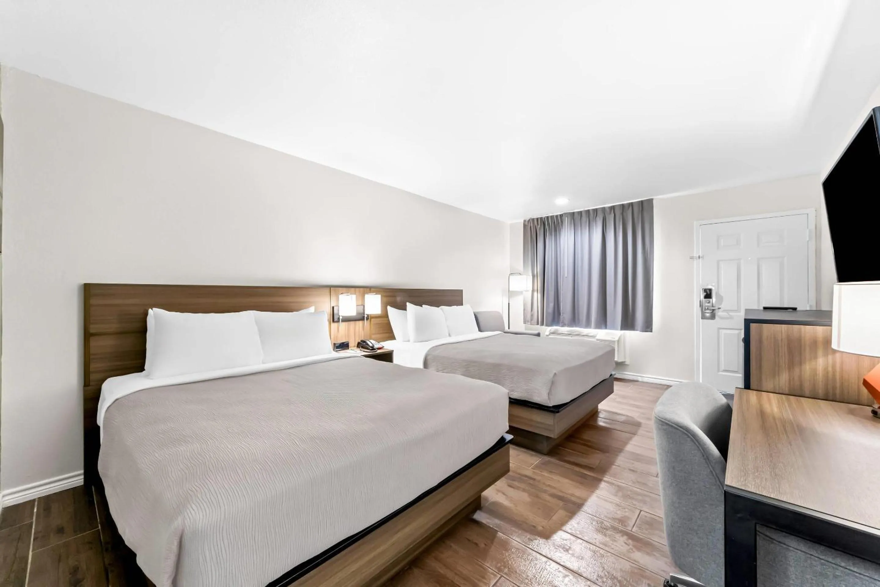 Bedroom, Bed in Quality Inn & Suites Port Lavaca near Lighthouse Beach