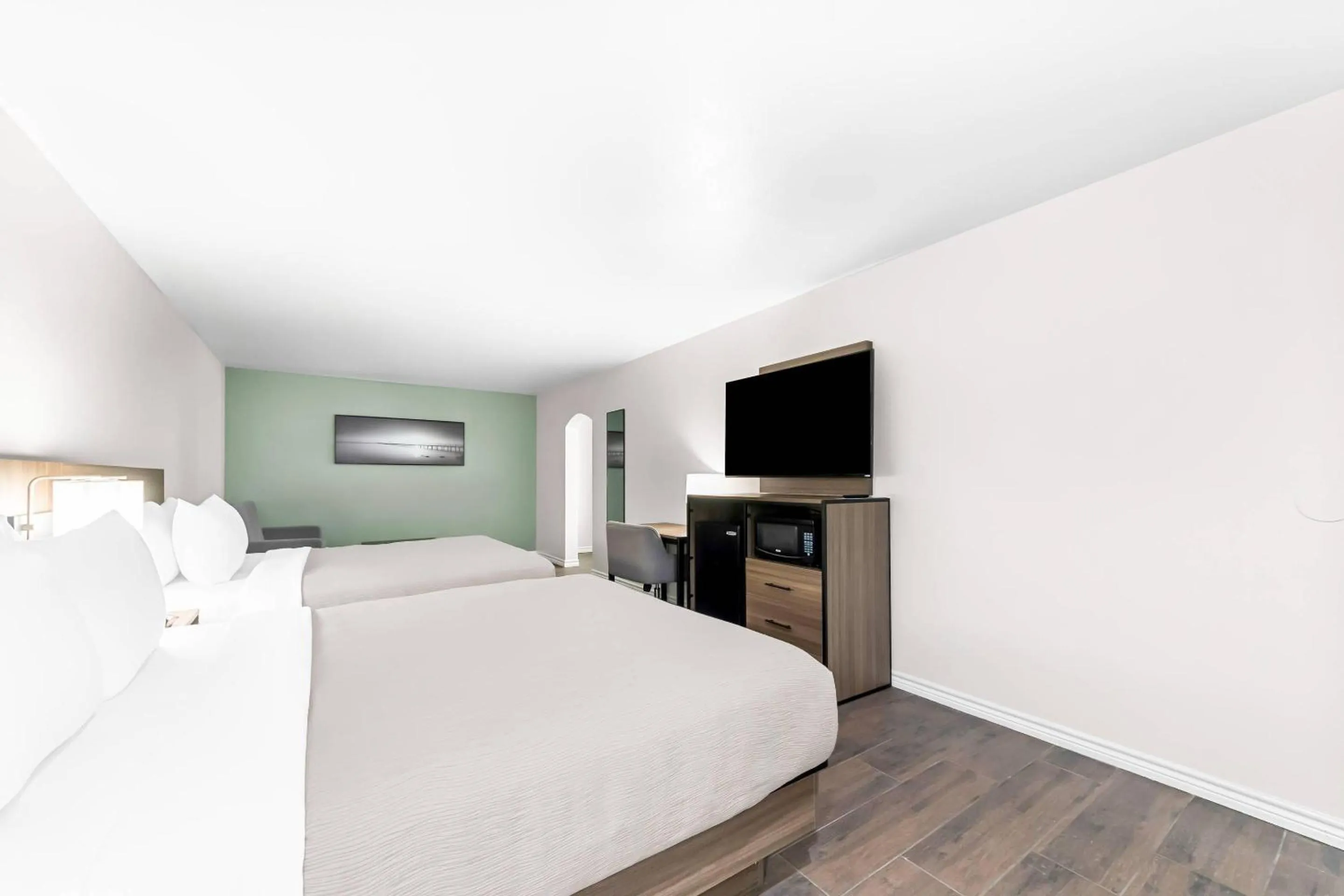 Bedroom, Bed in Quality Inn & Suites Port Lavaca near Lighthouse Beach