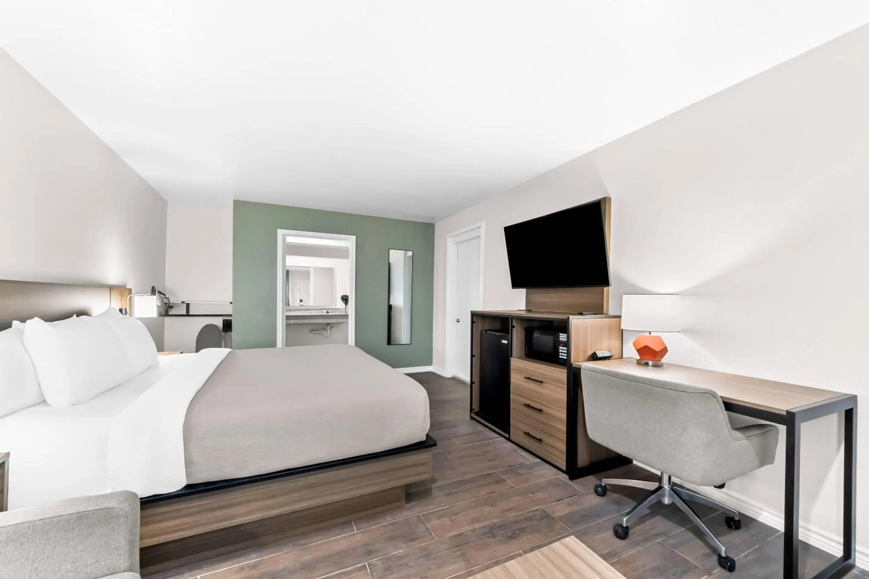 Bedroom, Bed in Quality Inn & Suites Port Lavaca near Lighthouse Beach