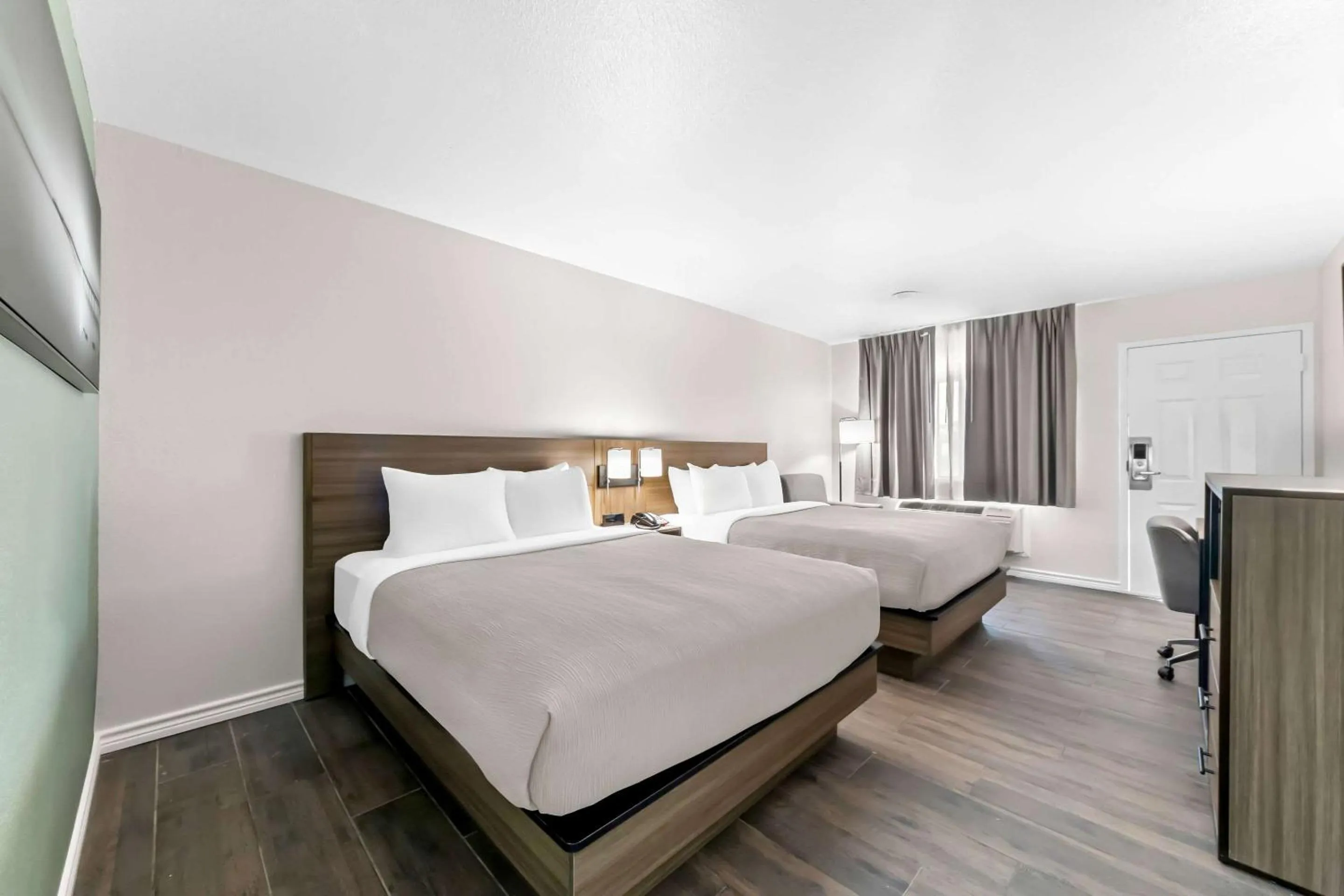 Bedroom, Bed in Quality Inn & Suites Port Lavaca near Lighthouse Beach