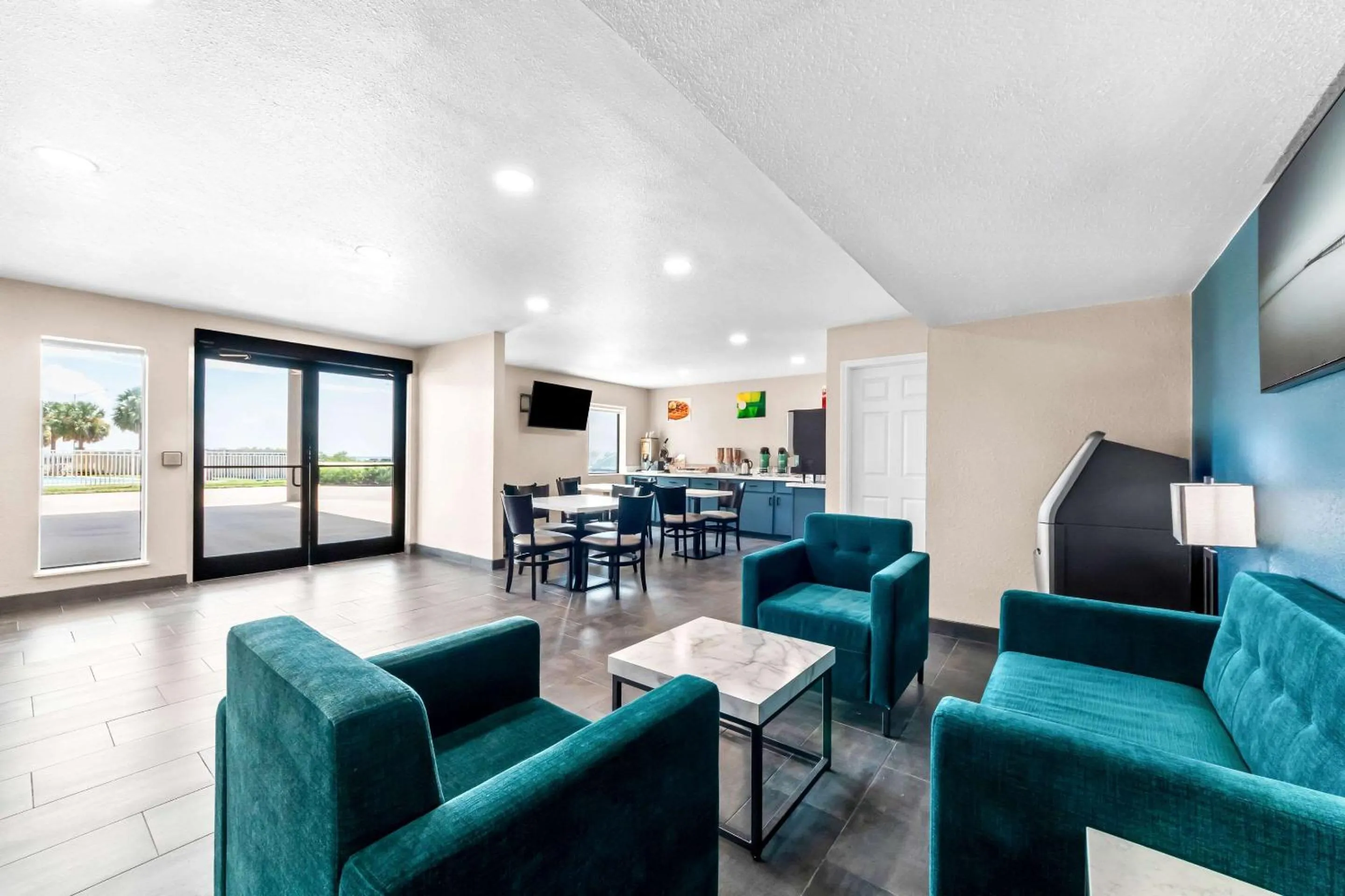 Communal lounge/ TV room in Quality Inn & Suites Port Lavaca near Lighthouse Beach
