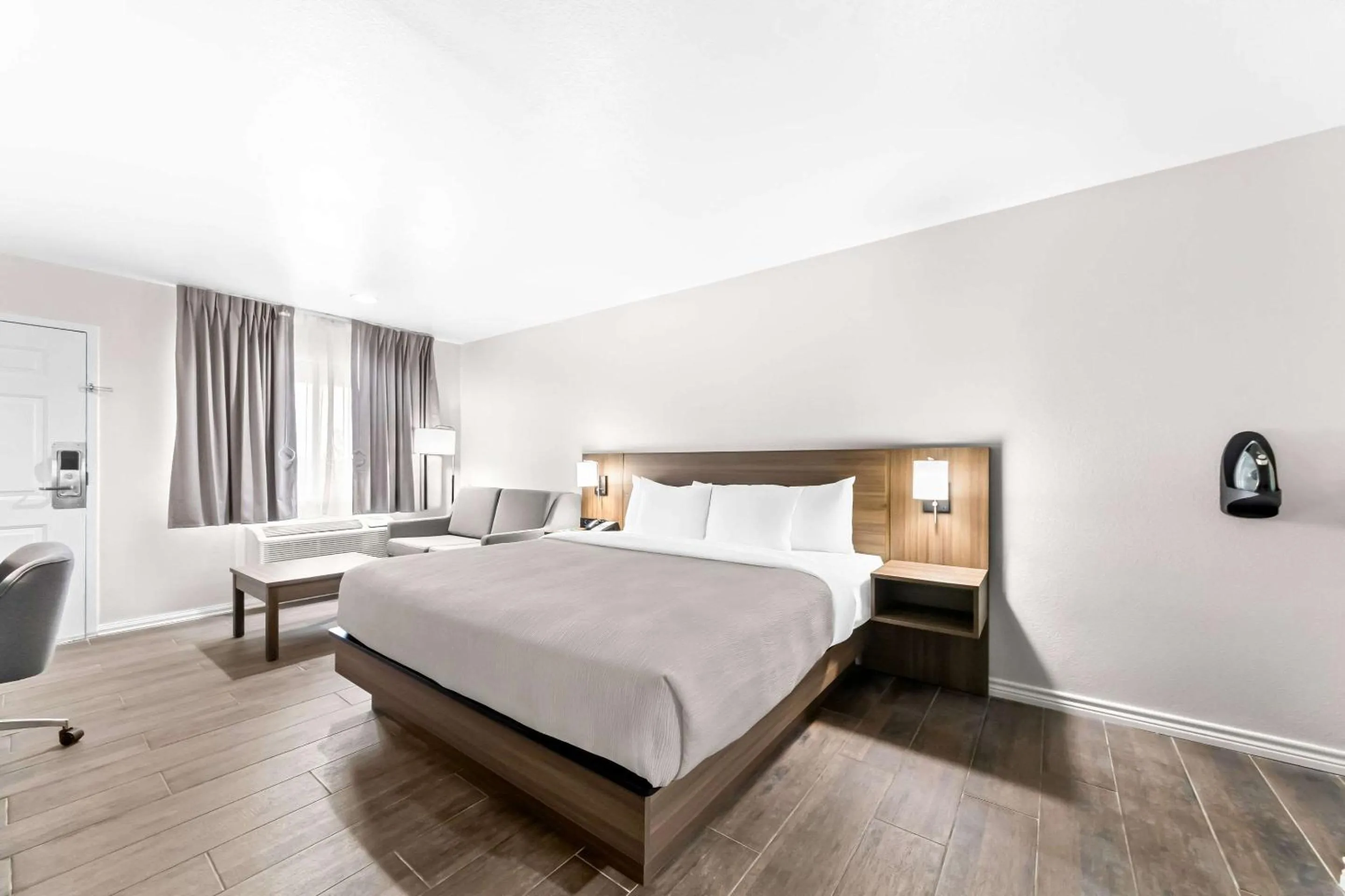 Bedroom, Bed in Quality Inn & Suites Port Lavaca near Lighthouse Beach