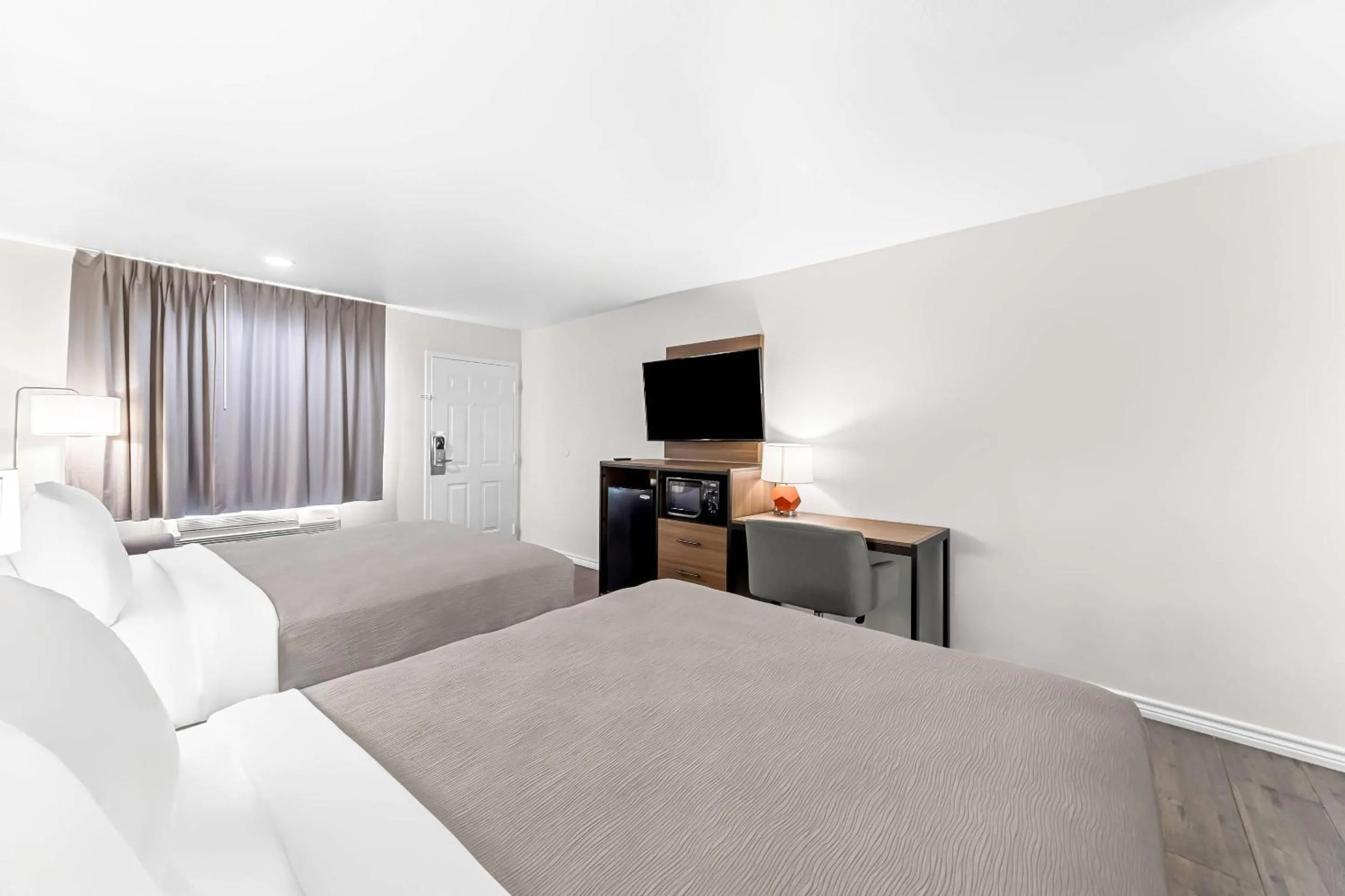 Bedroom, Bed in Quality Inn & Suites Port Lavaca near Lighthouse Beach