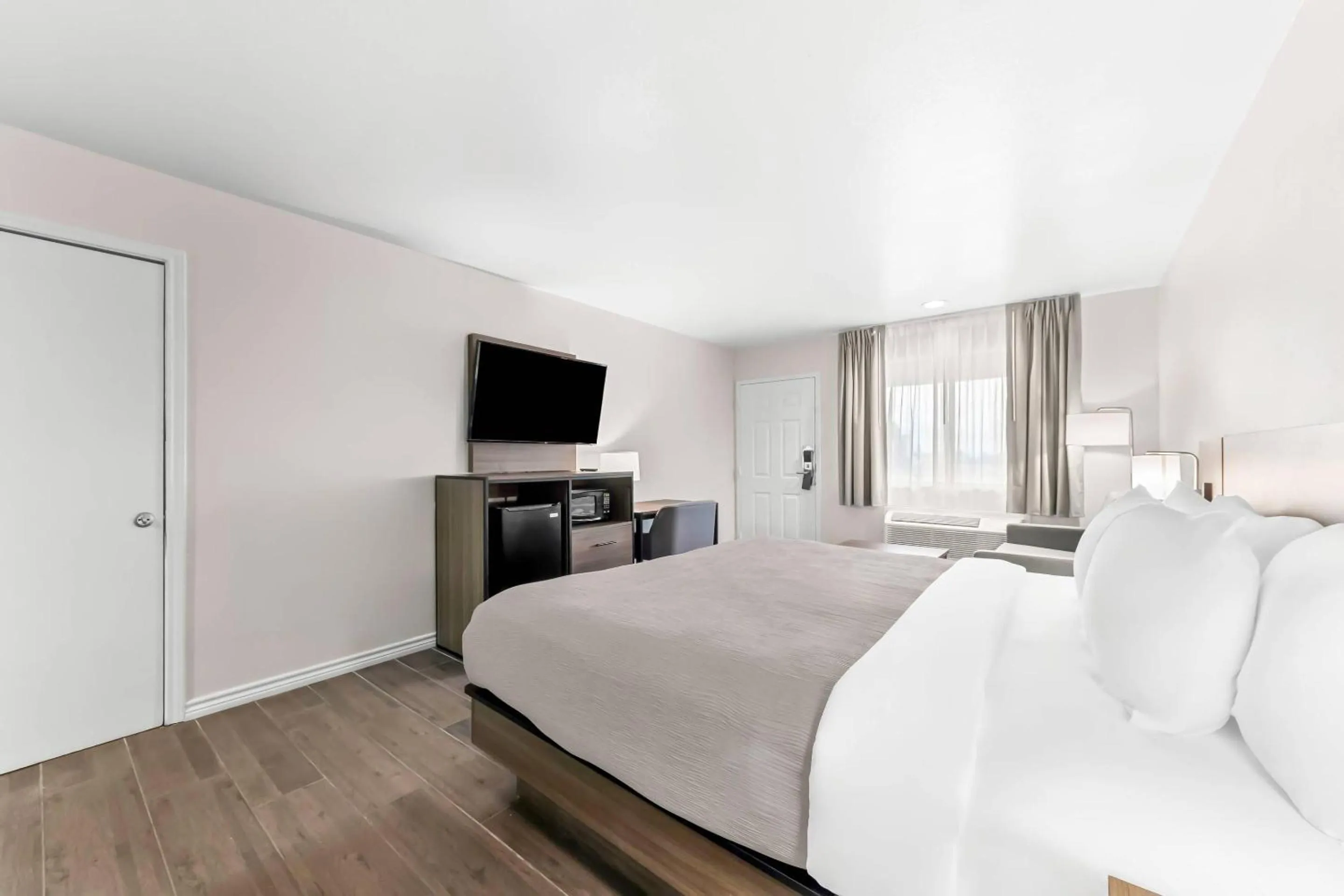 Bedroom, Bed in Quality Inn & Suites Port Lavaca near Lighthouse Beach