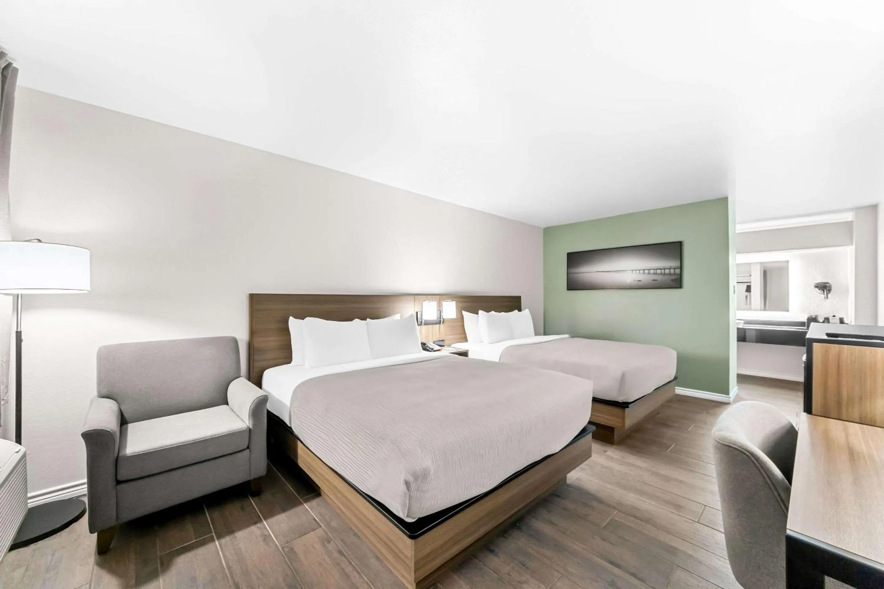 Bedroom, Bed in Quality Inn & Suites Port Lavaca near Lighthouse Beach