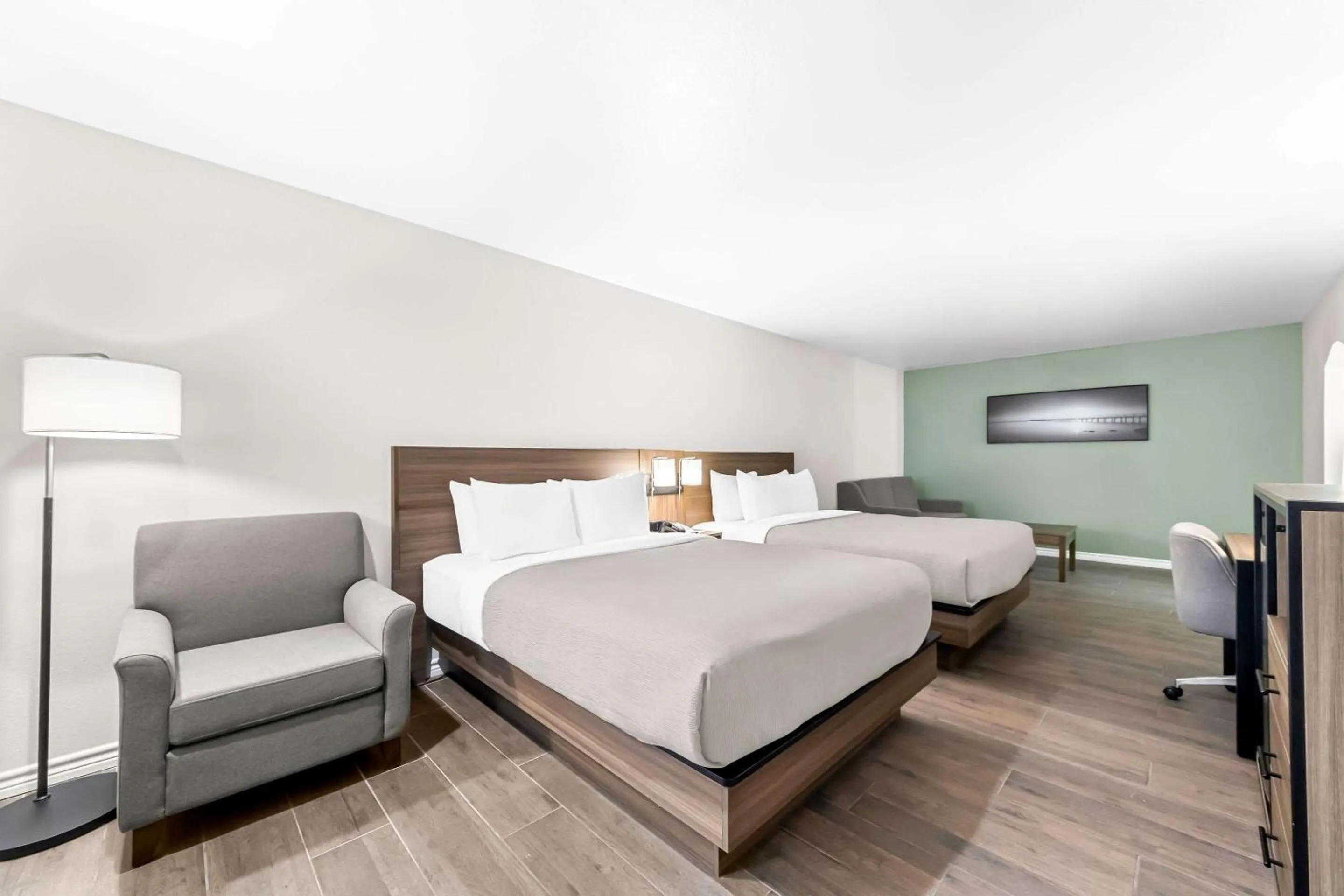 Bedroom, Bed in Quality Inn & Suites Port Lavaca near Lighthouse Beach