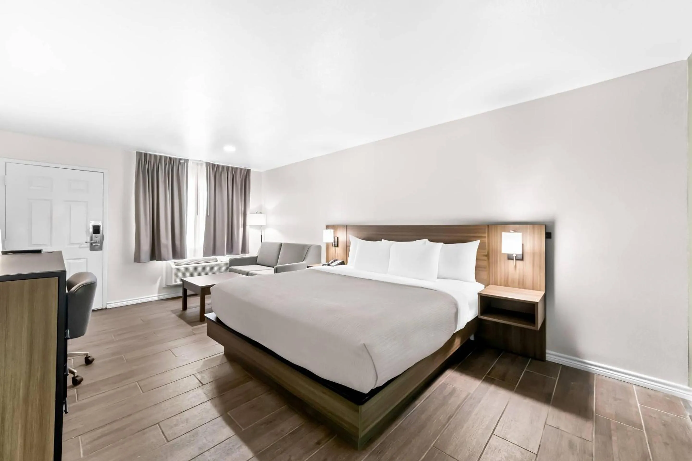 Bedroom, Bed in Quality Inn & Suites Port Lavaca near Lighthouse Beach