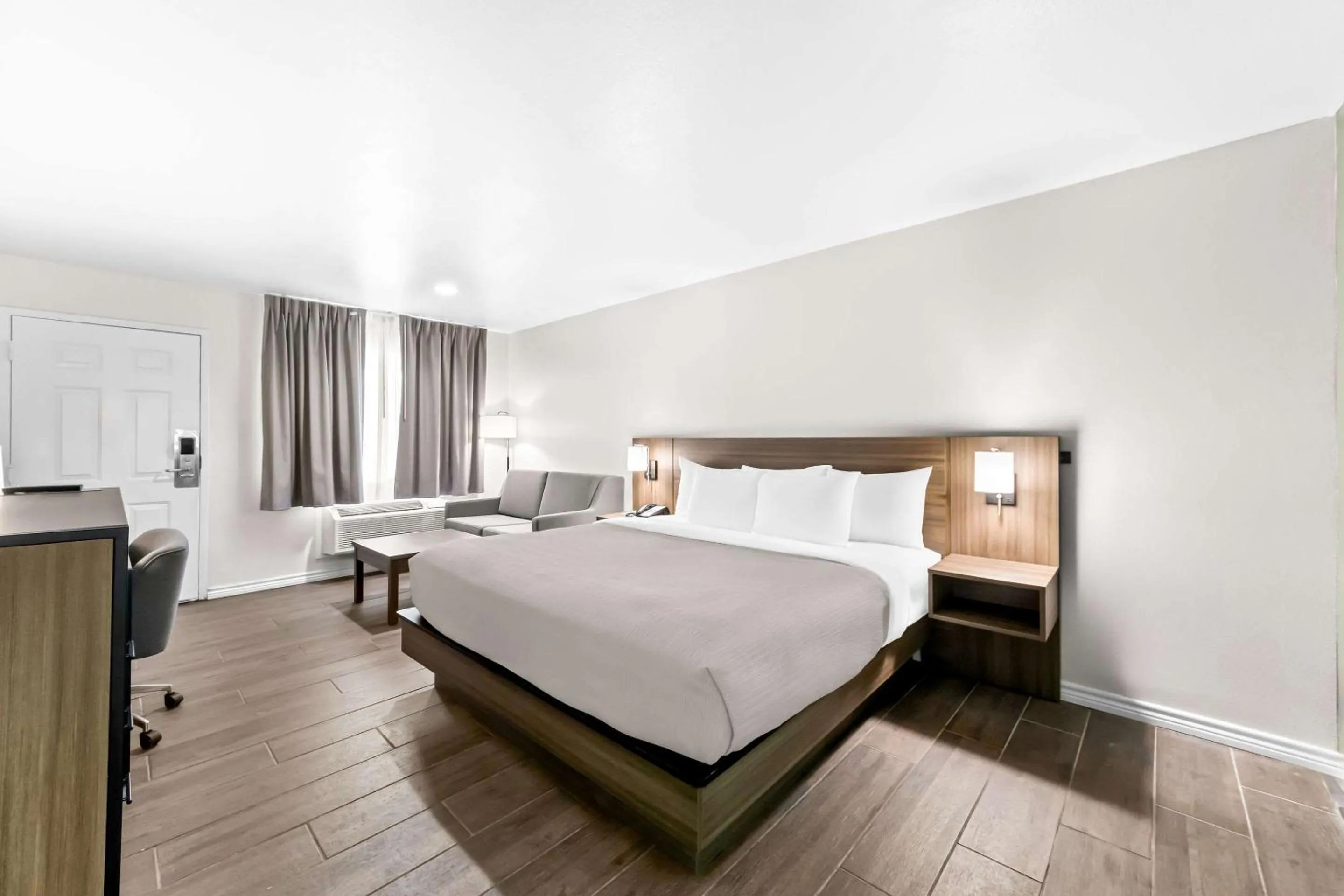 Bedroom, Bed in Quality Inn & Suites Port Lavaca near Lighthouse Beach