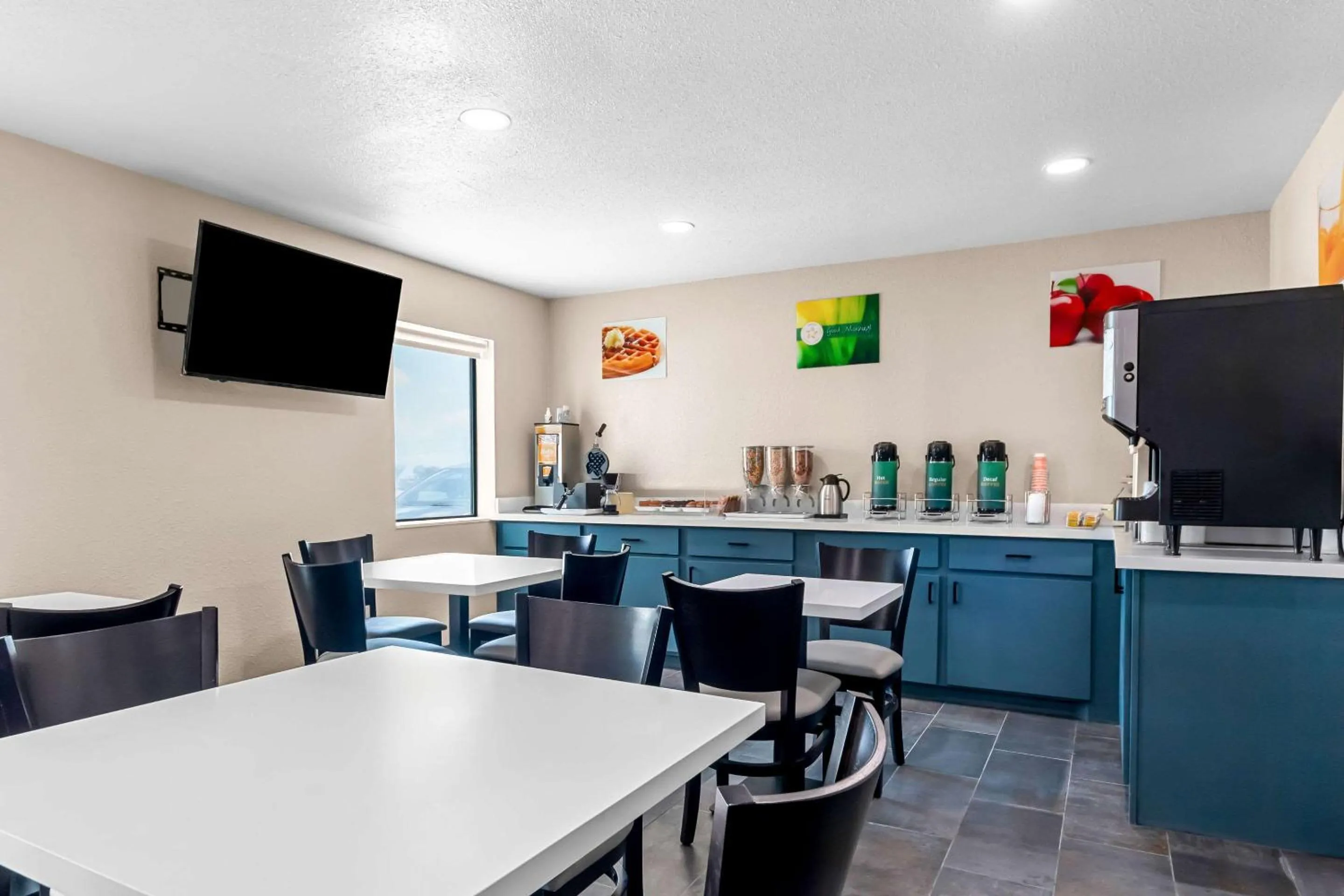 Breakfast in Quality Inn & Suites Port Lavaca near Lighthouse Beach