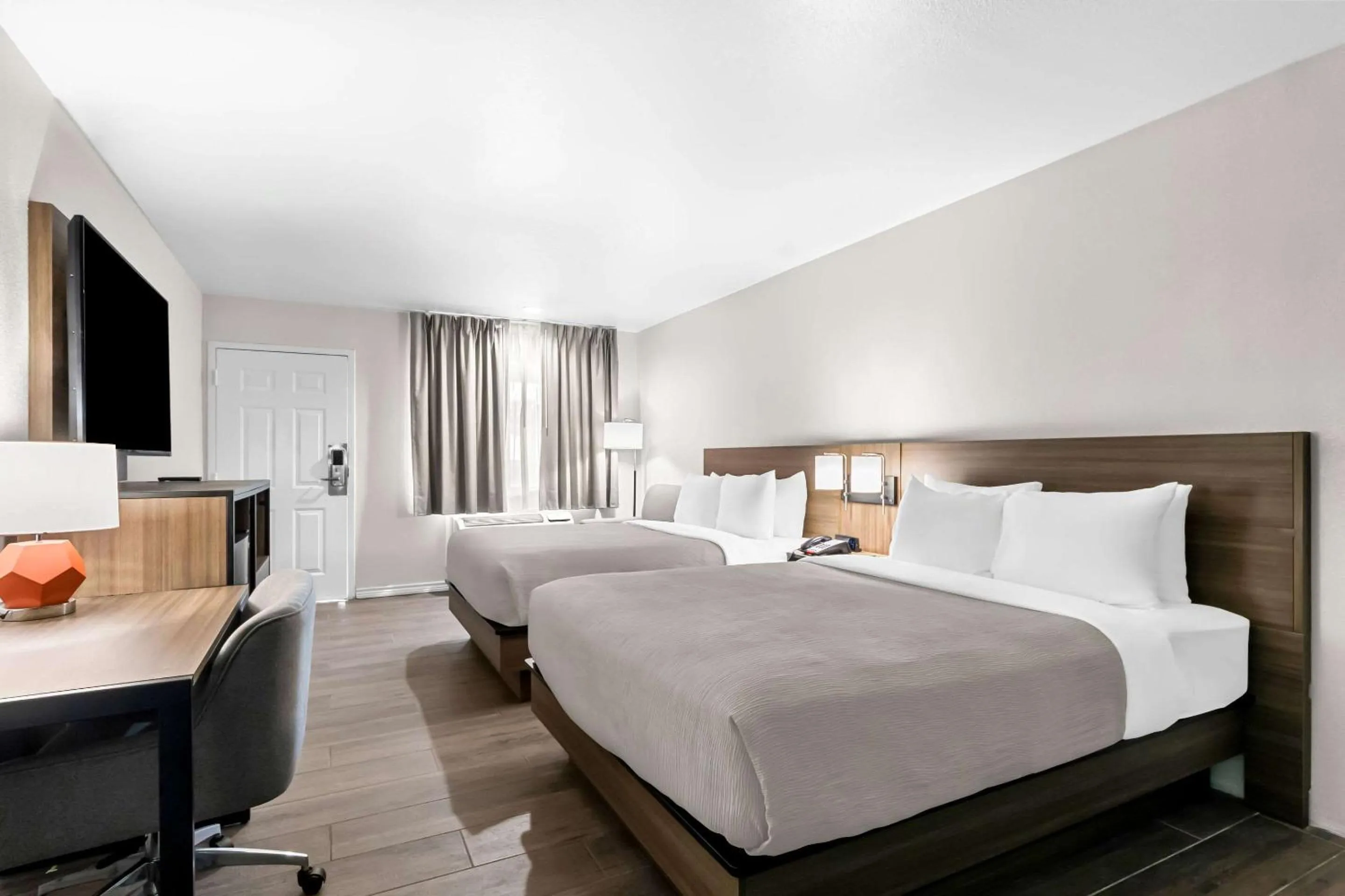 Bedroom, Bed in Quality Inn & Suites Port Lavaca near Lighthouse Beach