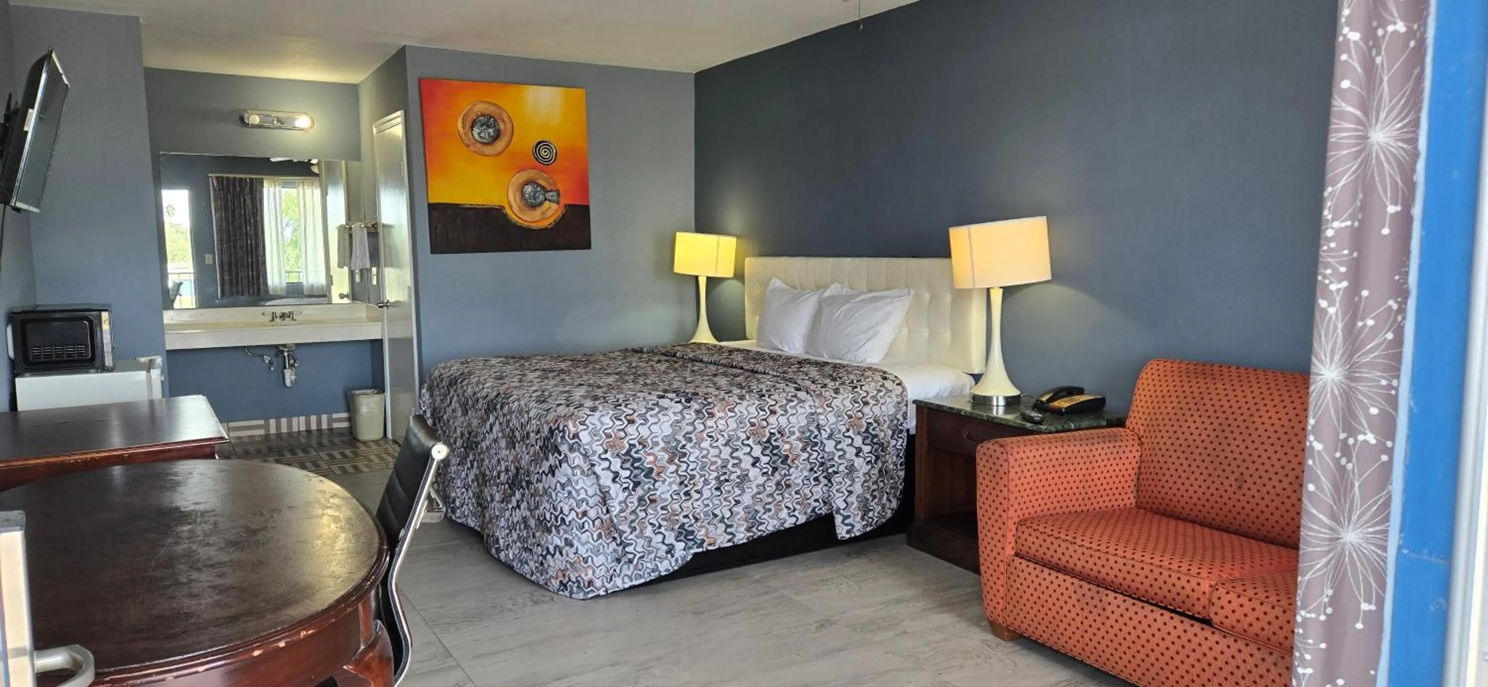 Bed in Deluxe Inn Airport