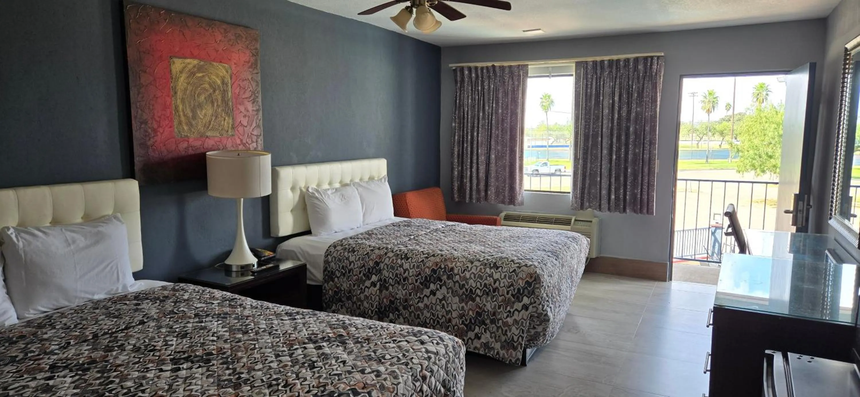 Bed in Deluxe Inn Airport