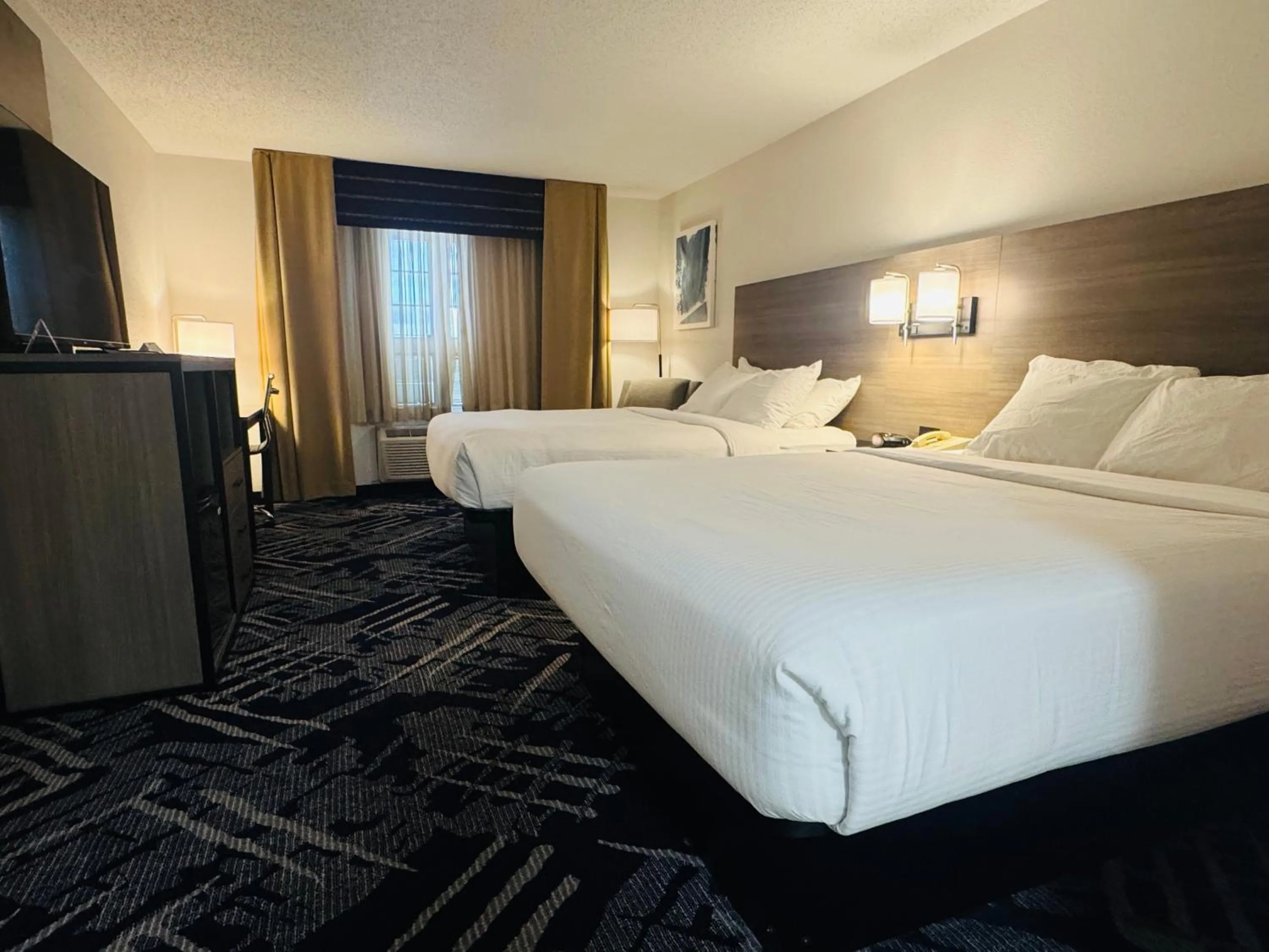 Bed in Best Western Sault Ste. Marie