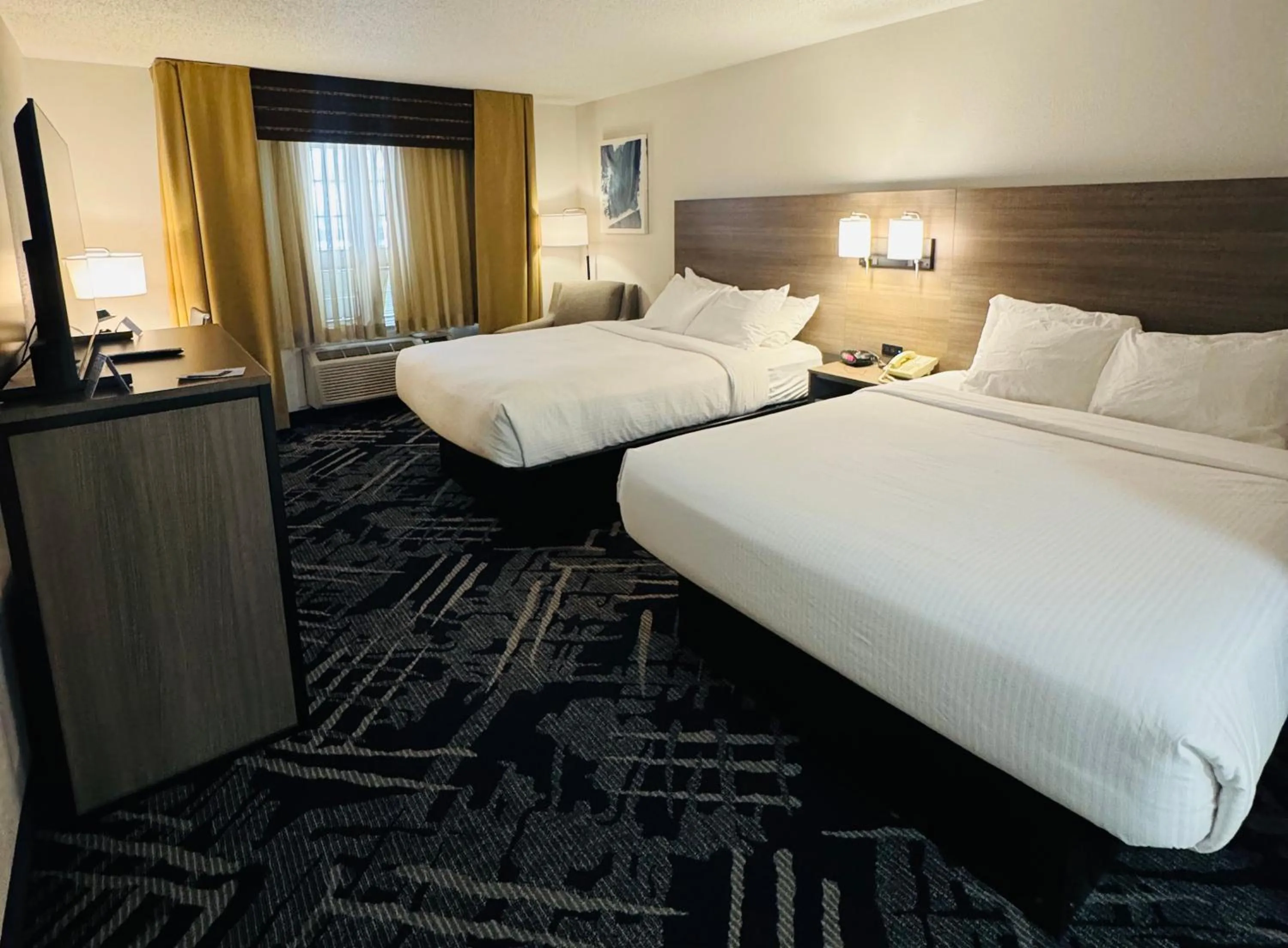 Bed in Best Western Sault Ste. Marie