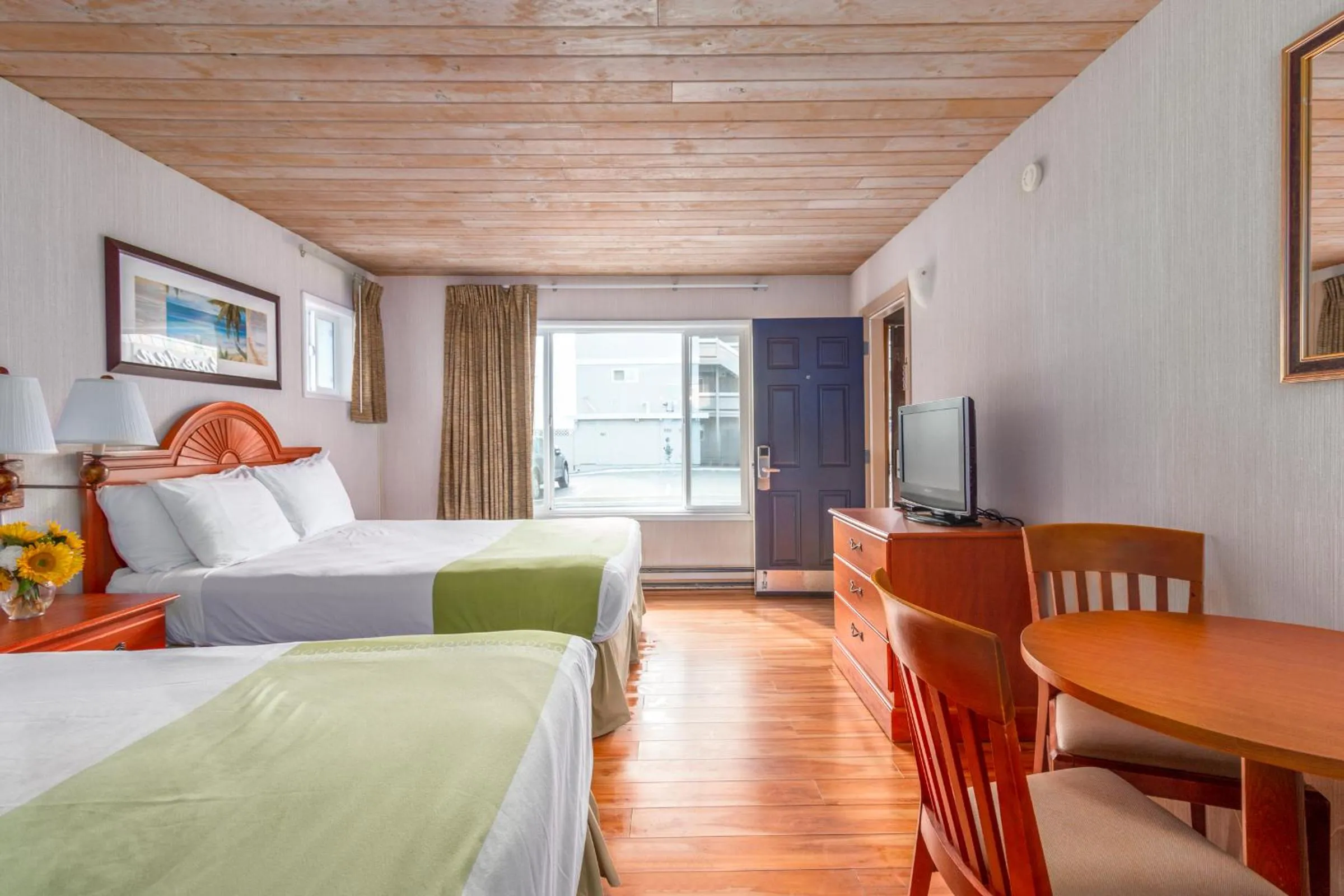 Photo of the whole room, Bed in Seashore Inn on the Beach Seaside