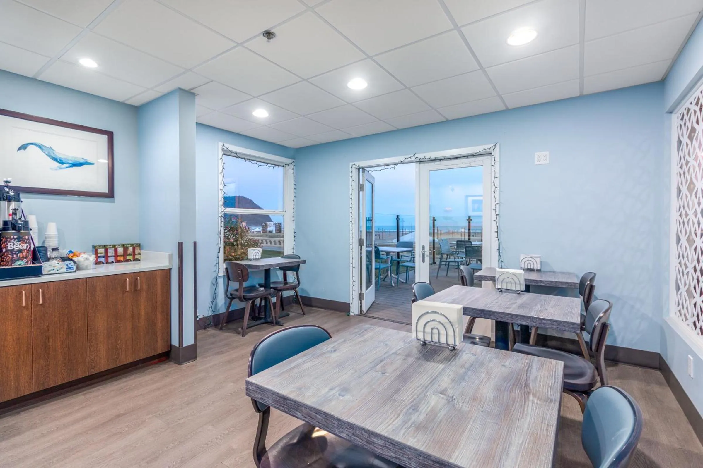 Dining area in Seashore Inn on the Beach Seaside