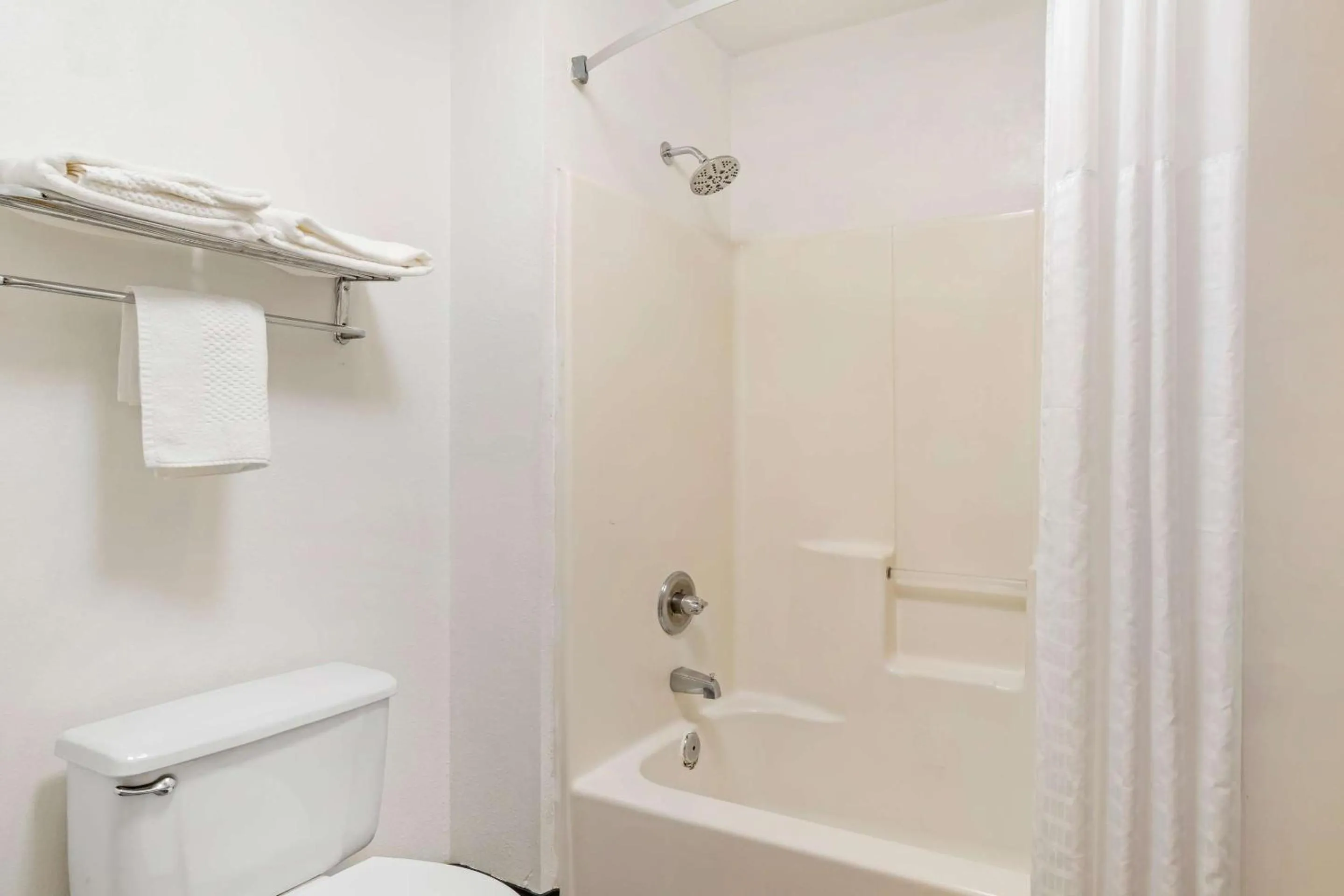 Bedroom in Quality Inn & Suites Decatur Priceville I-65