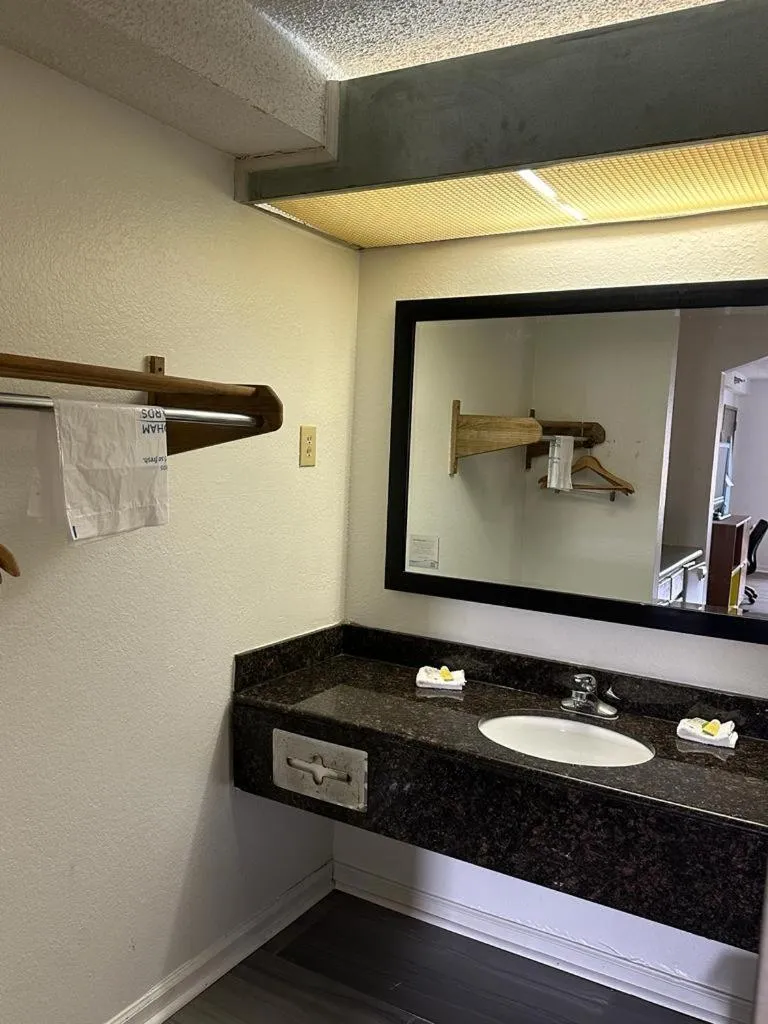 Quality Inn & Suites Decatur Priceville I-65