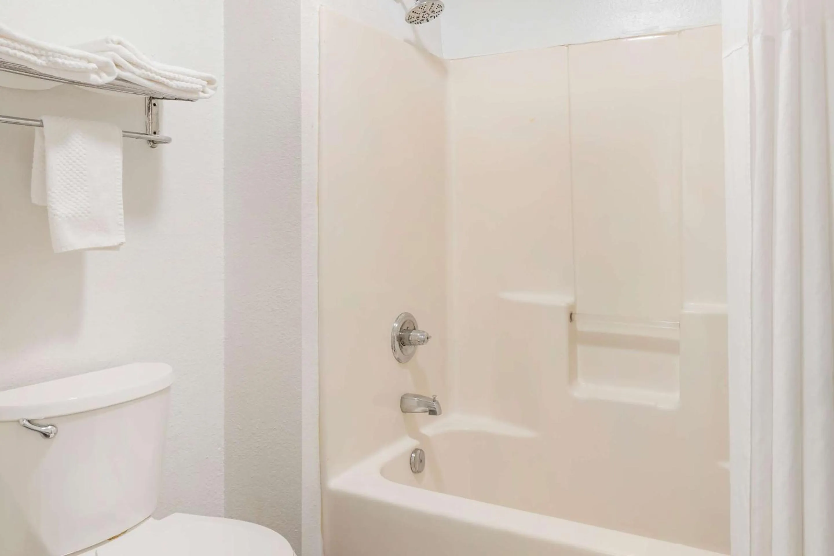 Bedroom in Quality Inn & Suites Decatur Priceville I-65