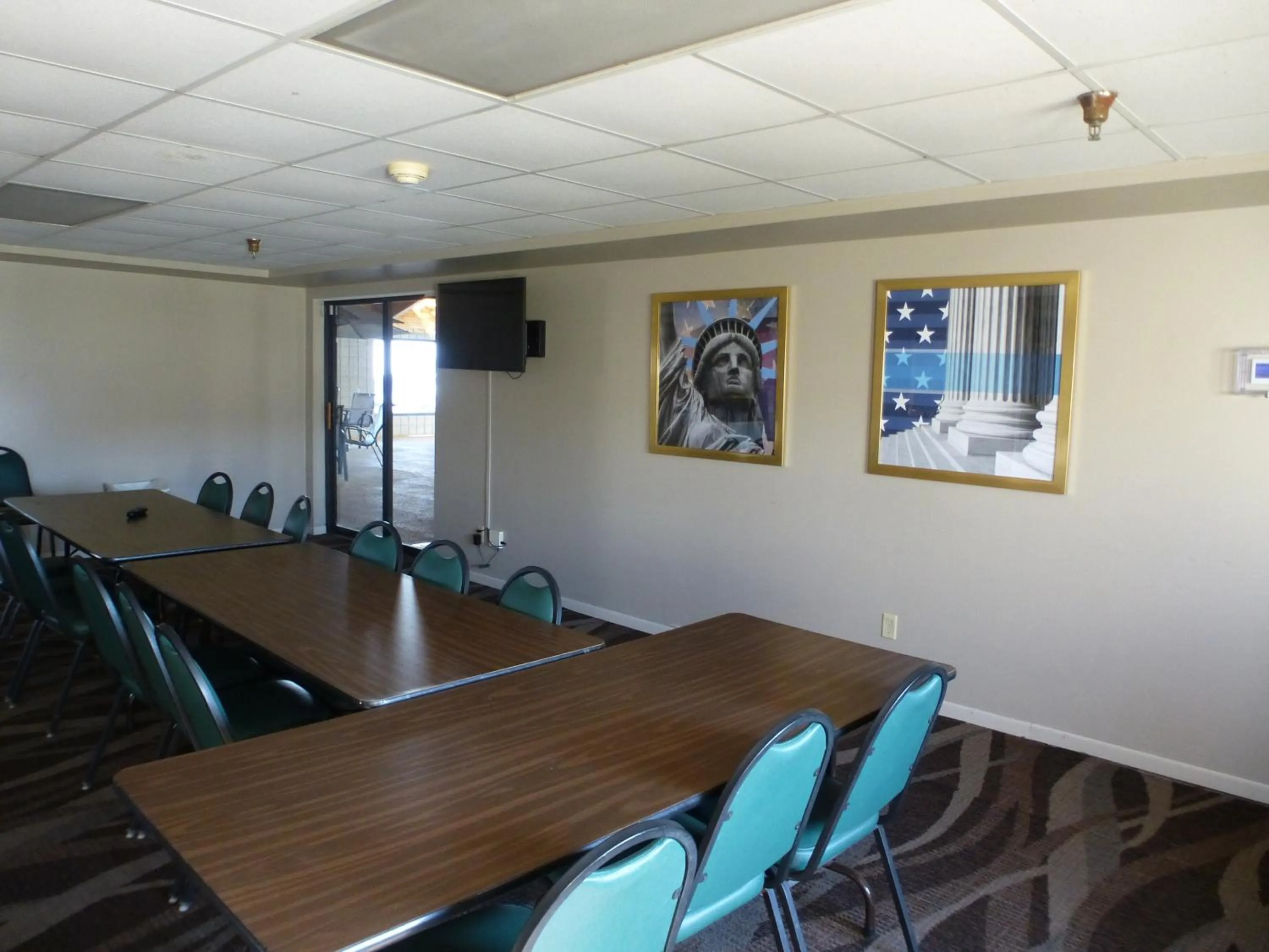 Meeting/conference room in AmericInn by Wyndham Mitchell