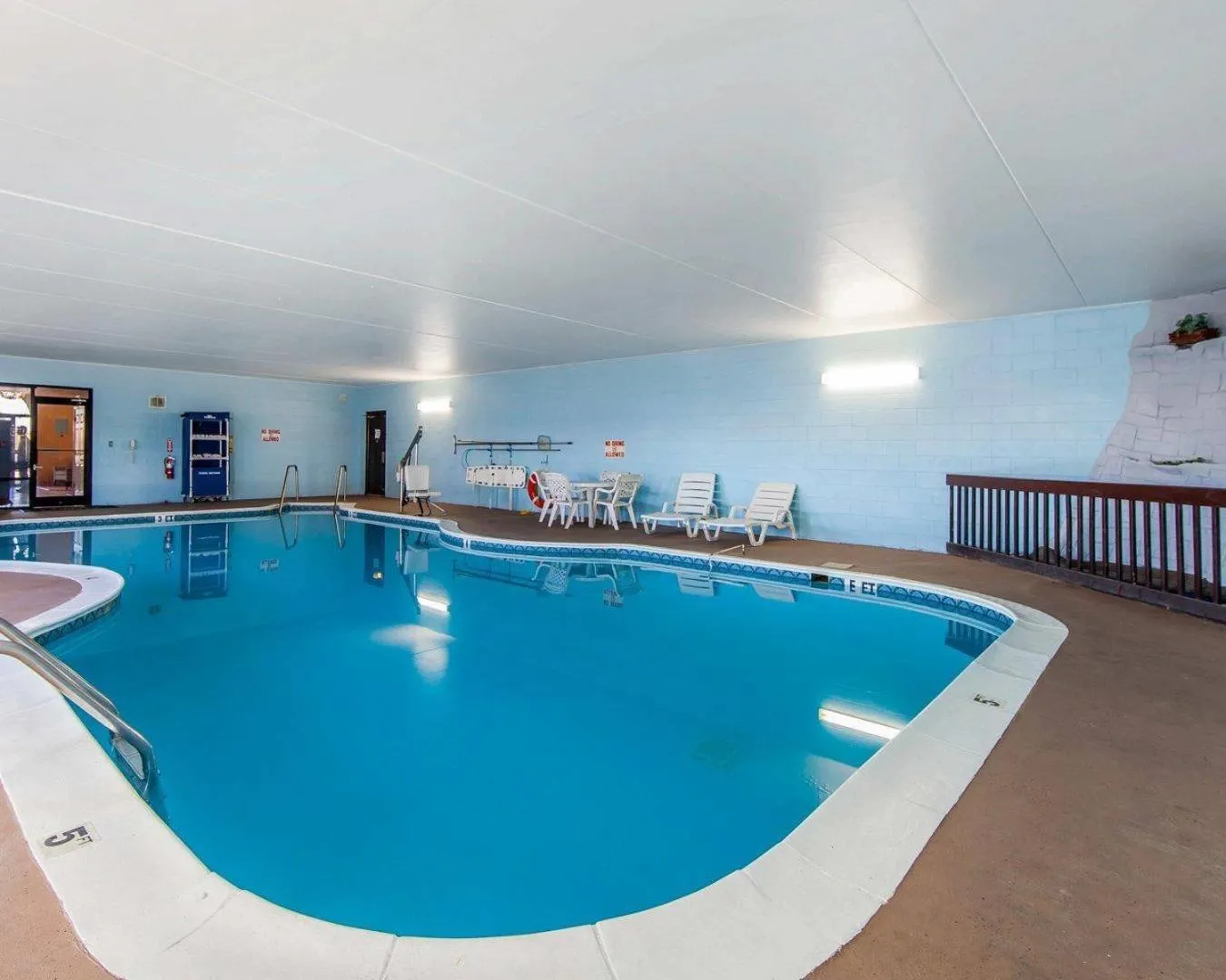 Swimming pool in Quality Inn Maysville