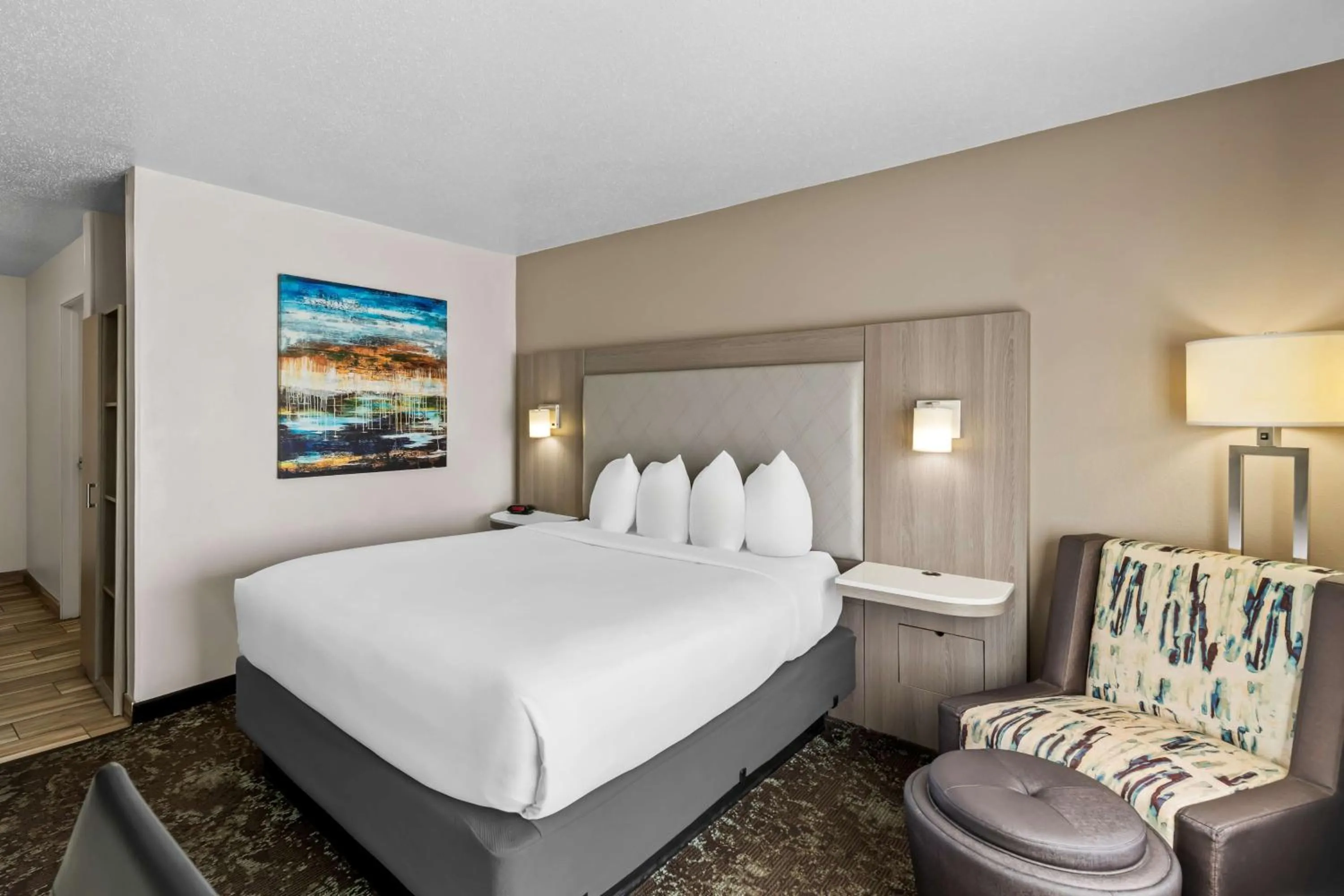 Bedroom, Bed in Best Western Worlds Of Fun