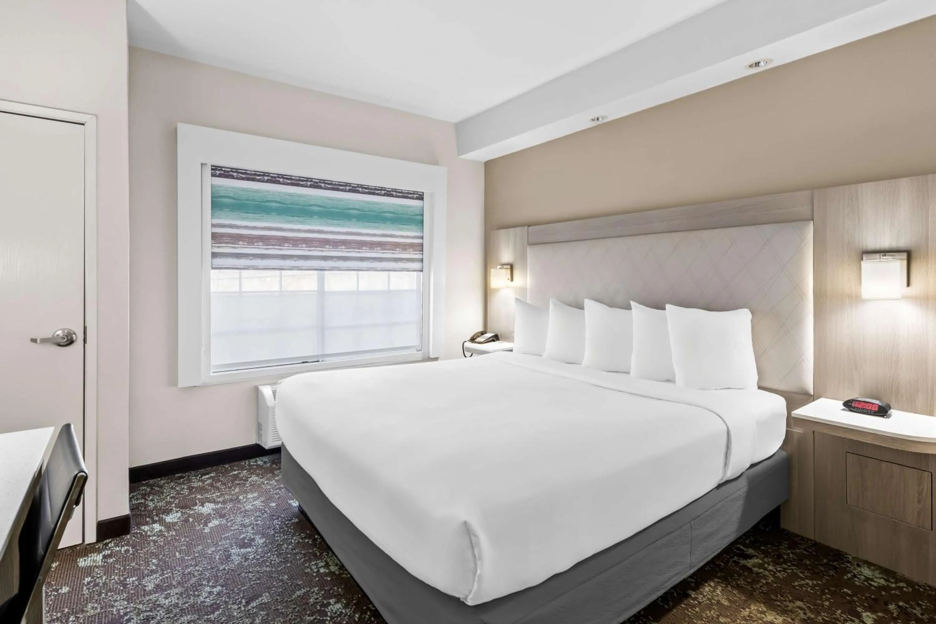 Bedroom, Bed in Best Western Worlds Of Fun