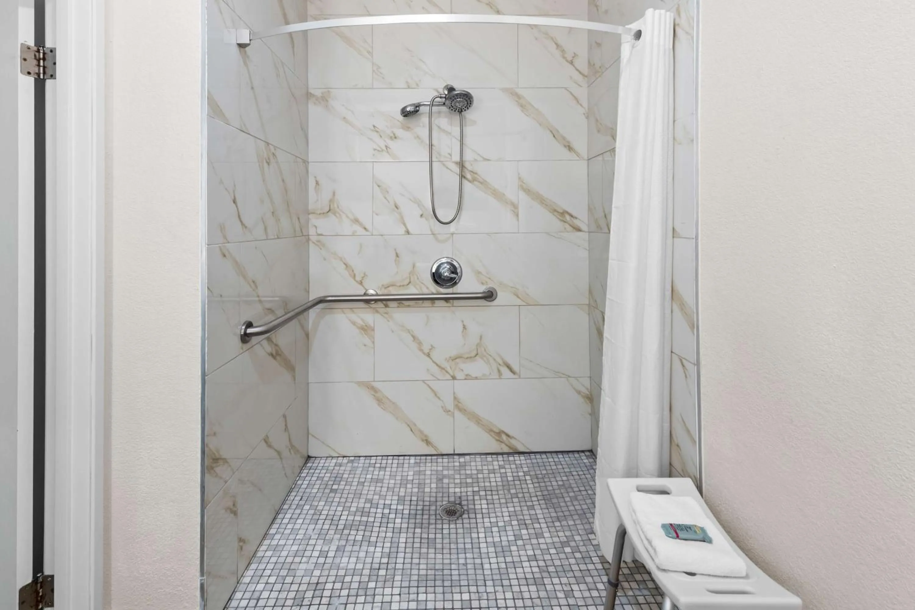 Bathroom in Best Western Worlds Of Fun