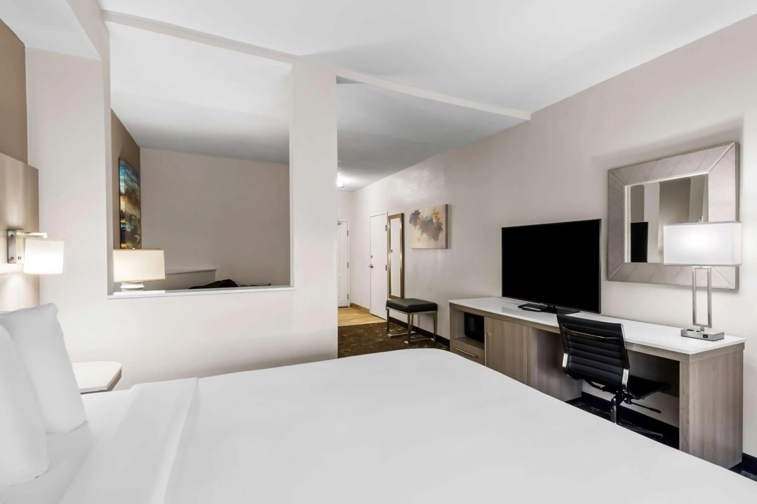 Bedroom, Bed in Best Western Worlds Of Fun