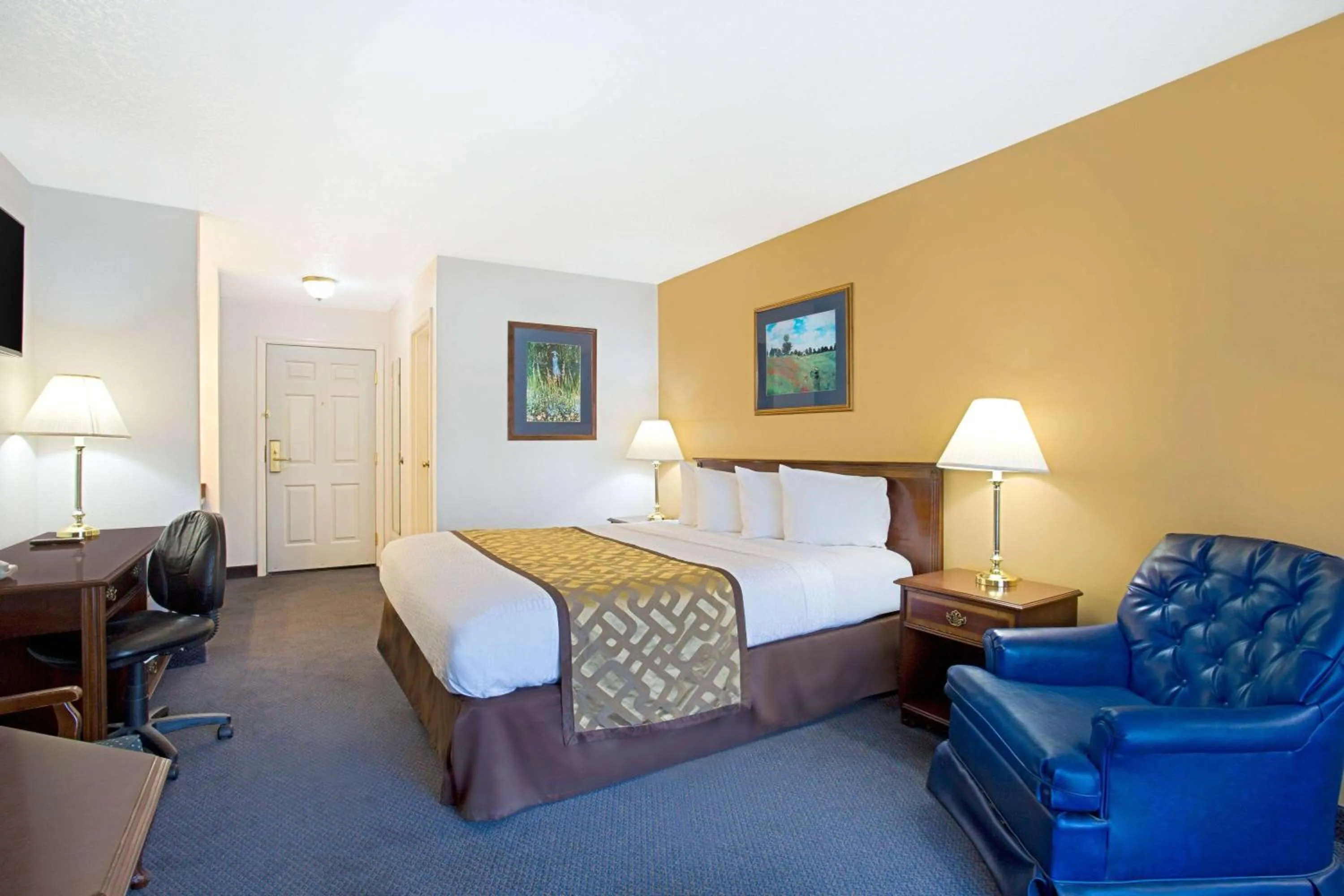 Photo of the whole room, Bed in Super 8 by Wyndham Oroville