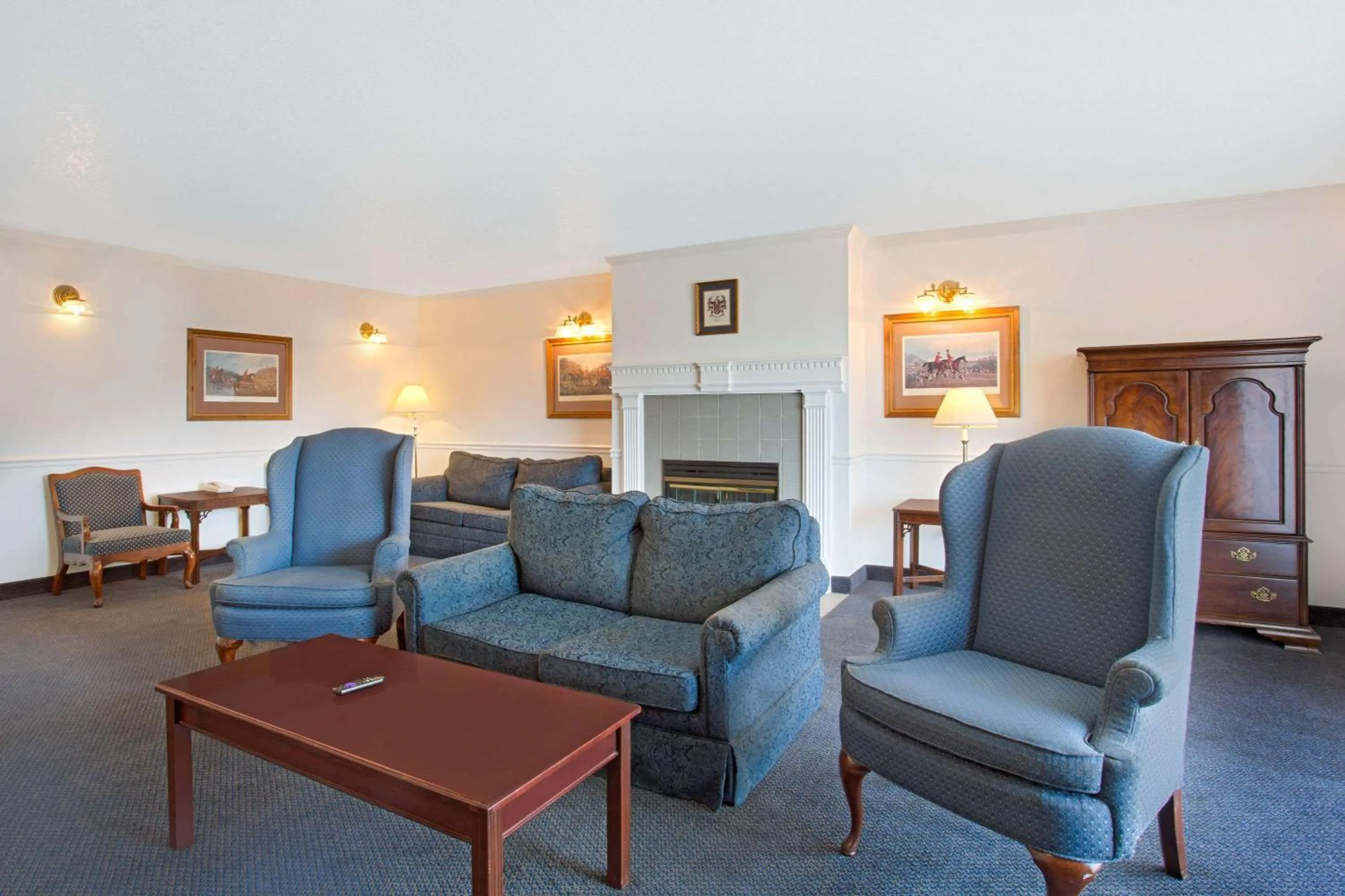 Photo of the whole room in Super 8 by Wyndham Oroville