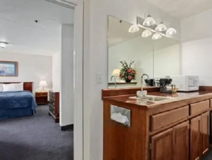 Kitchen or kitchenette, Bed in Super 8 by Wyndham Oroville