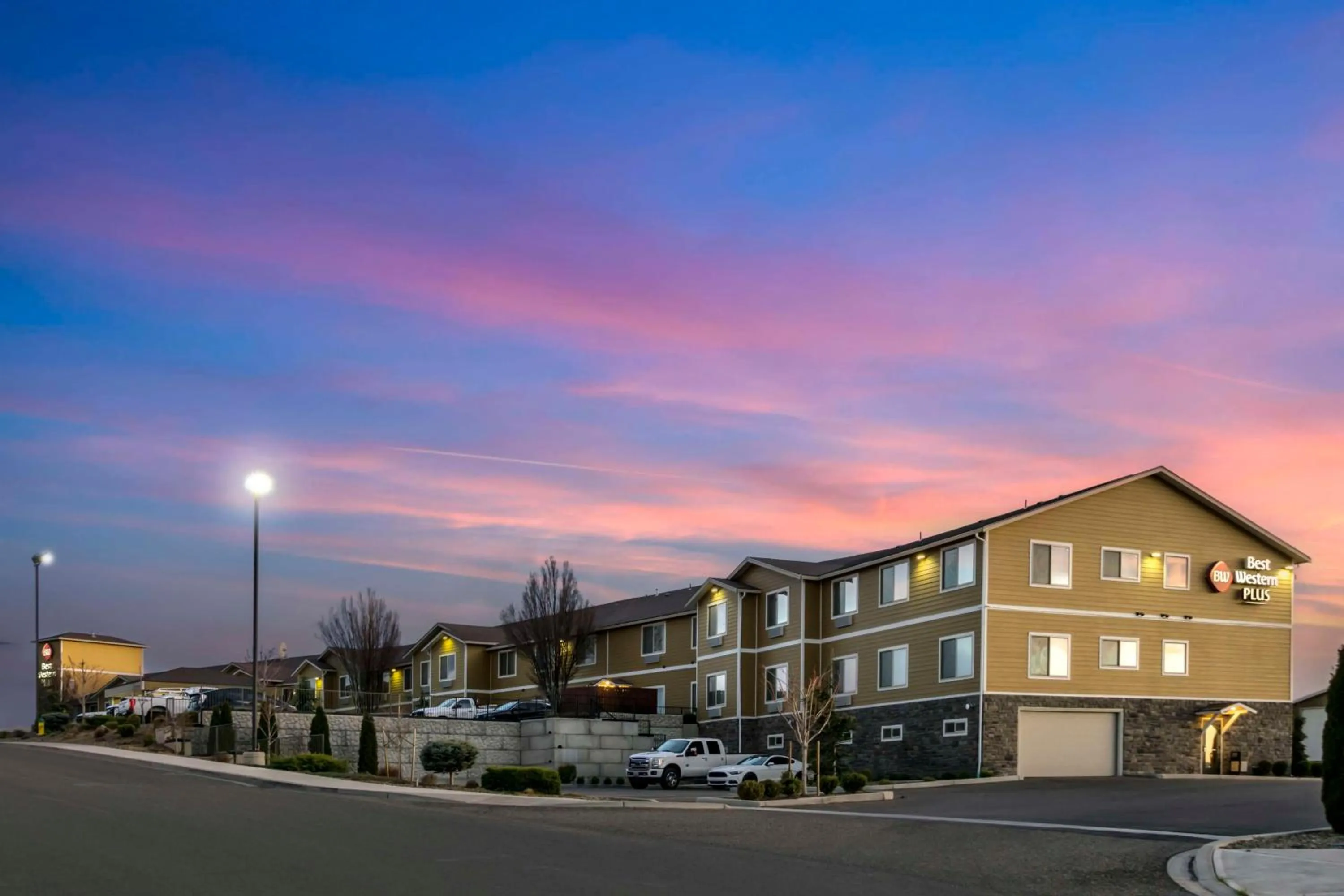 Property building in Best Western Plus Grapevine Inn