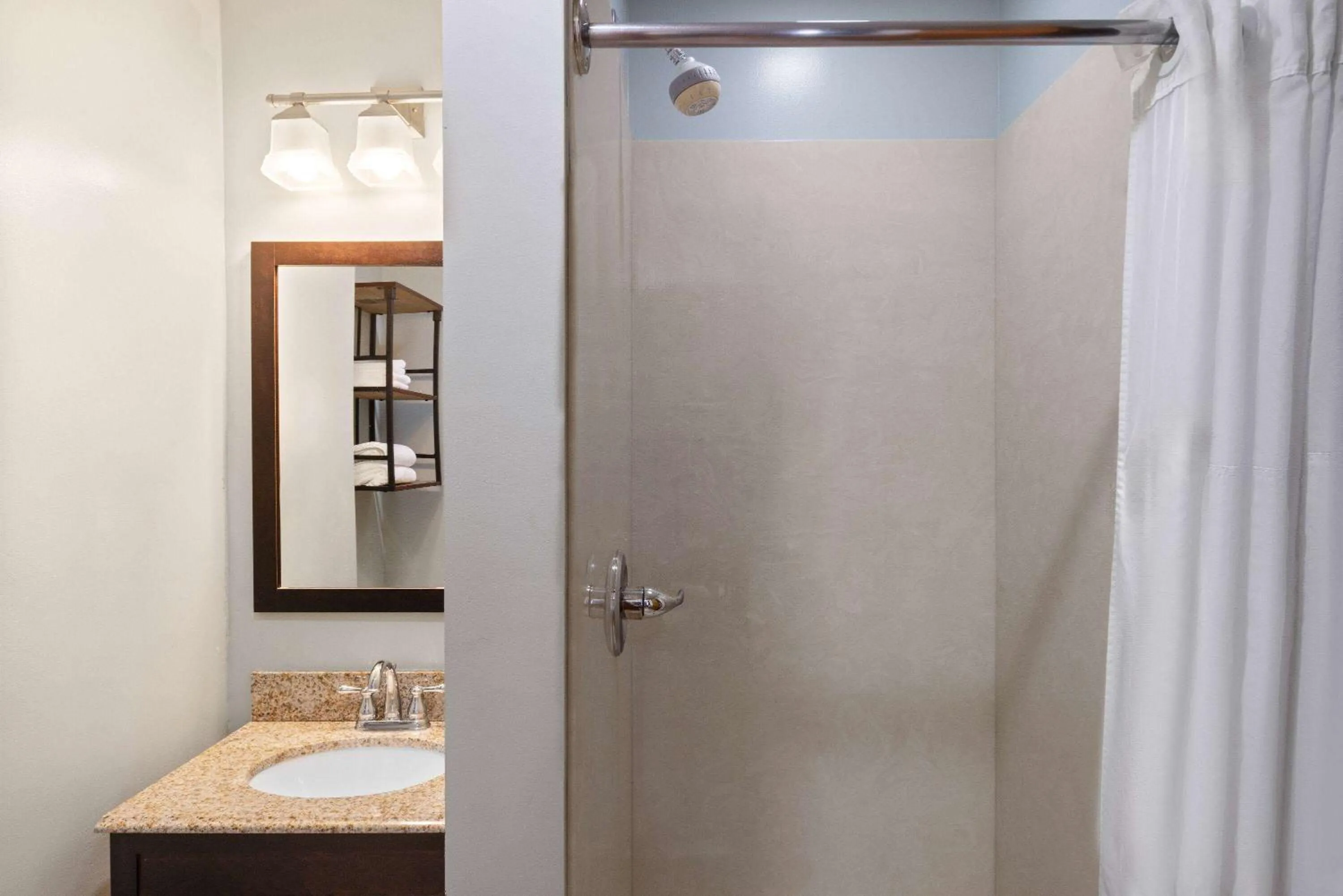 TV and multimedia in Days Inn by Wyndham Kill Devil Hills Oceanfront - Wilbur