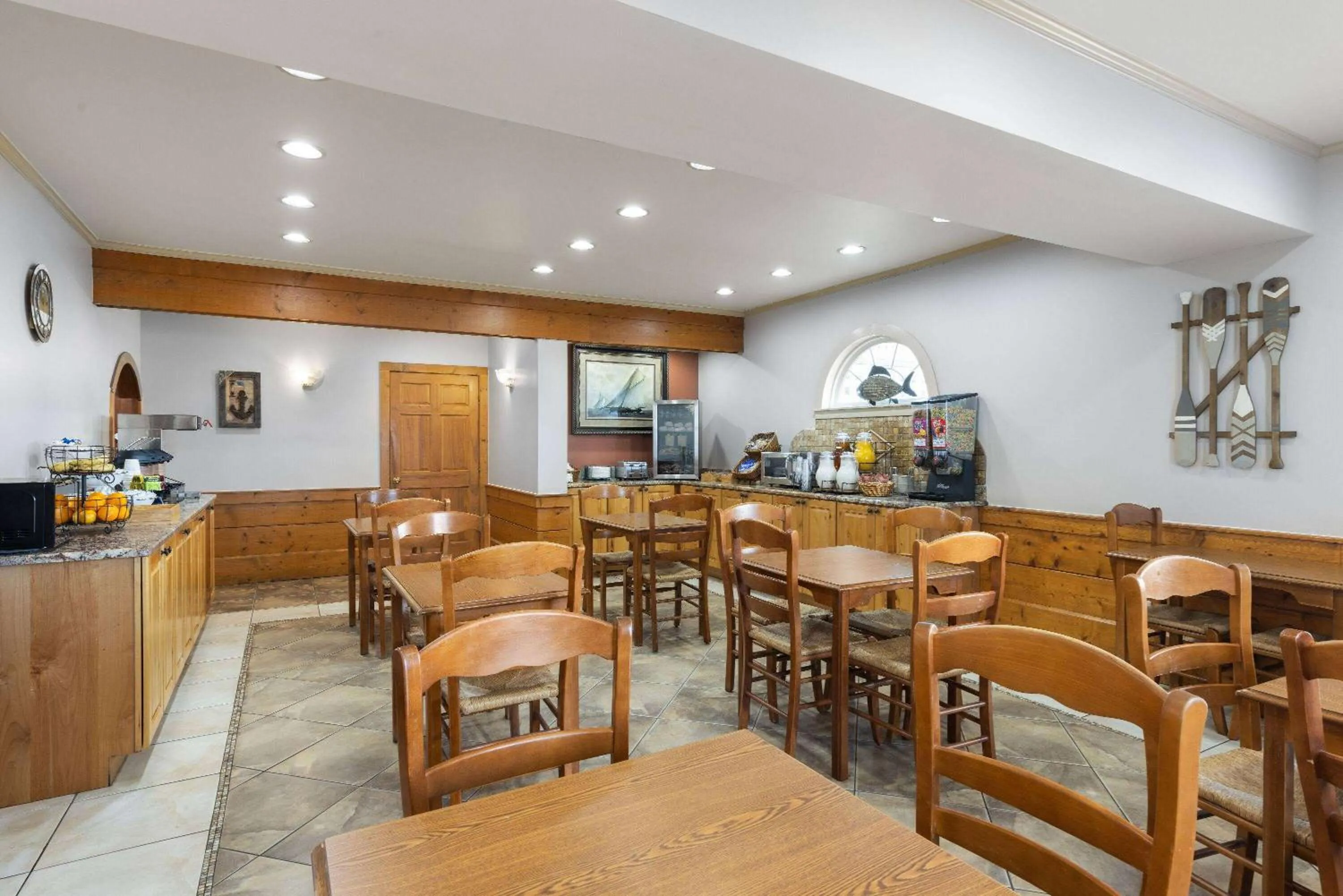 Breakfast in Days Inn by Wyndham Kill Devil Hills Oceanfront - Wilbur