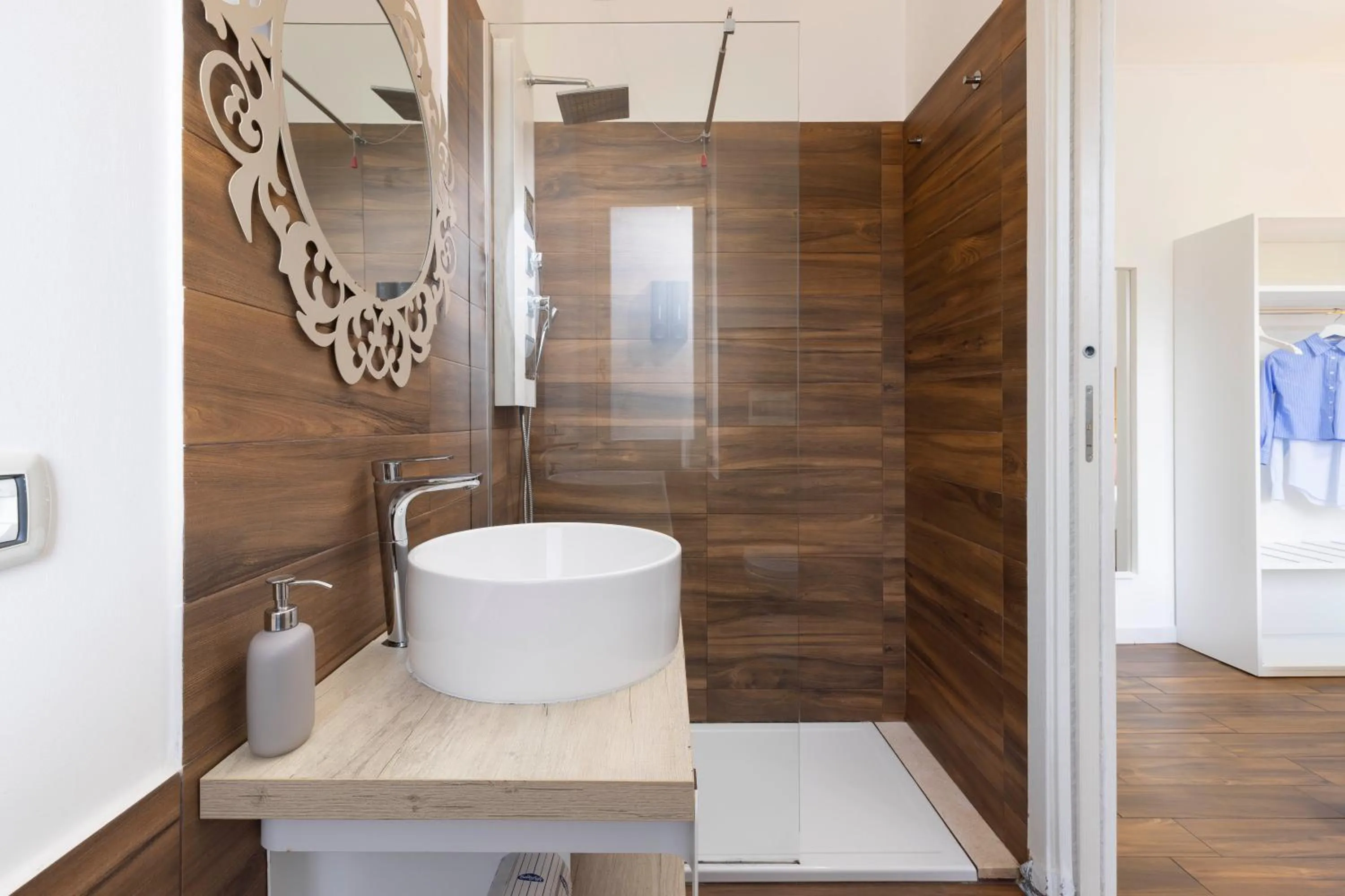 Shower in Mapi’s Rooms