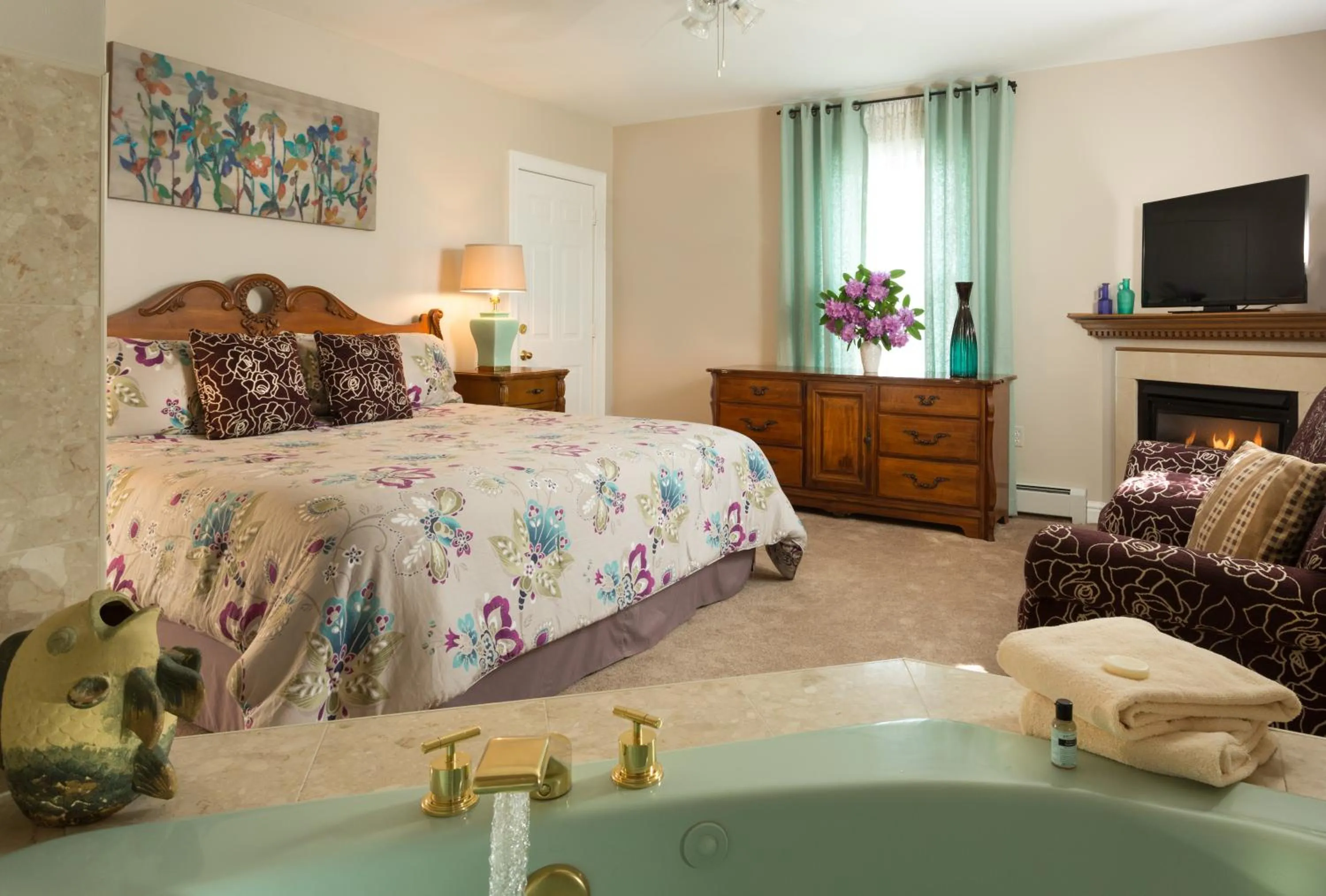 Hot Tub, Bed in Beech Tree Inn and Cottage
