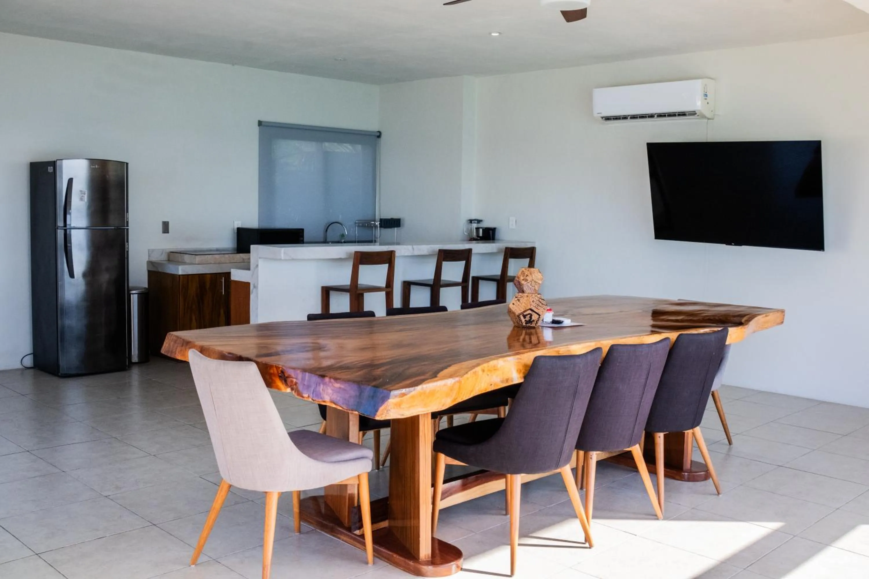 Dining area in Cuxos Hotel Beachfront