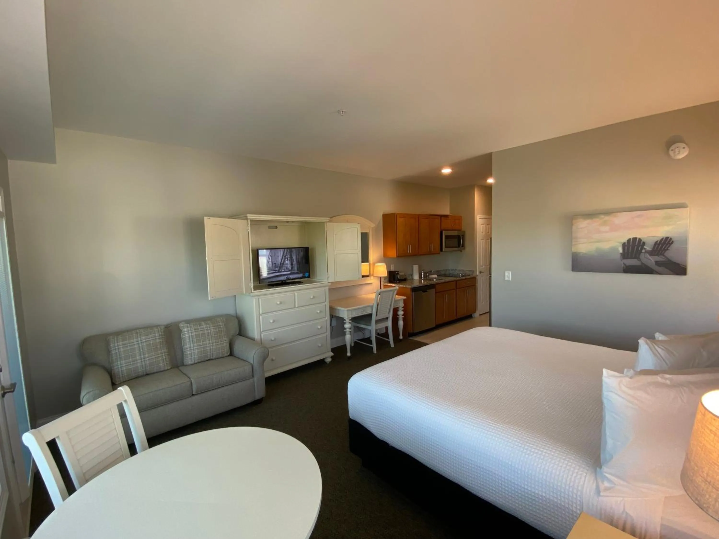 Photo of the whole room, Bed in River Hotel of Southport