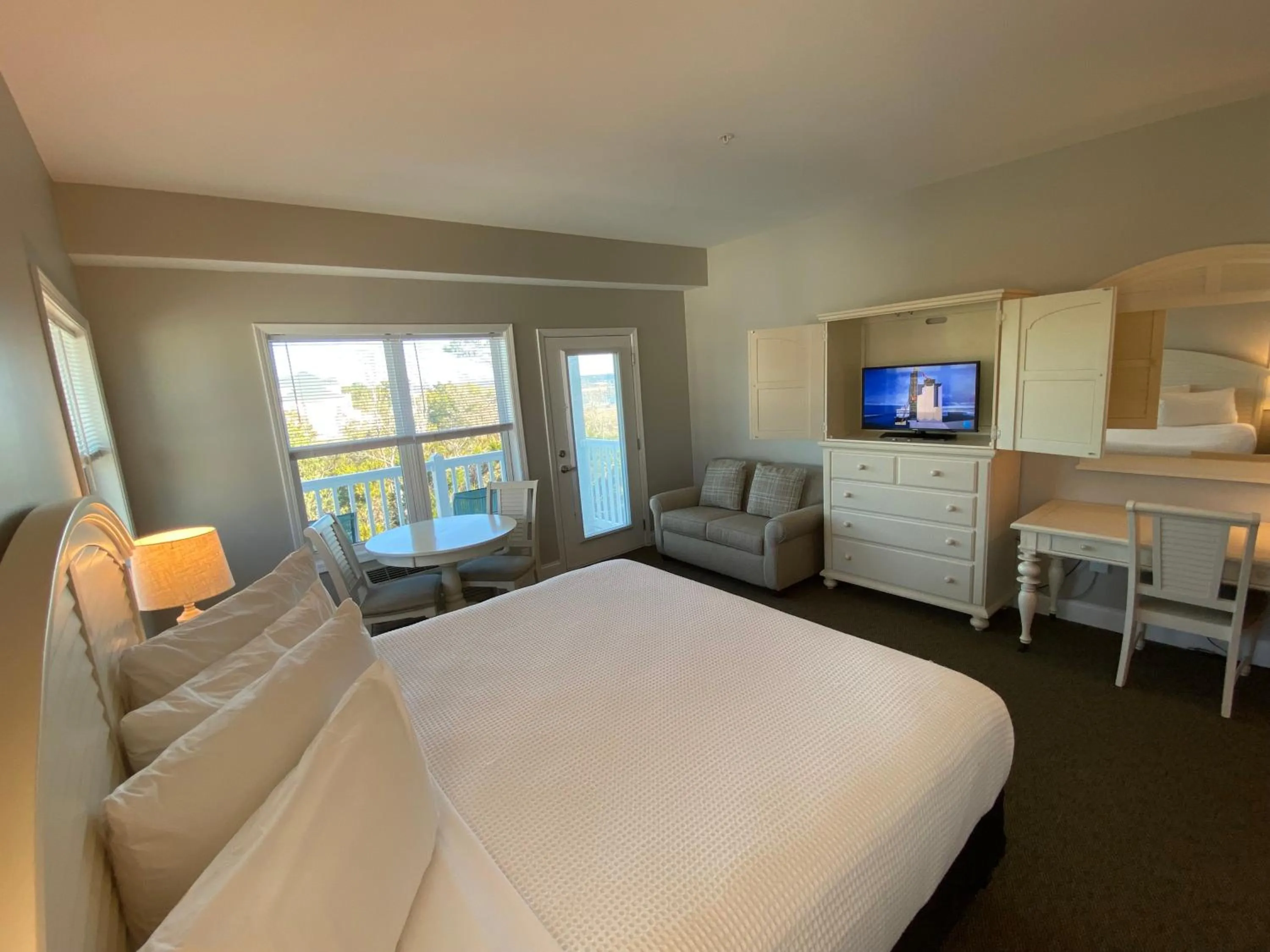 Photo of the whole room, Bed in River Hotel of Southport