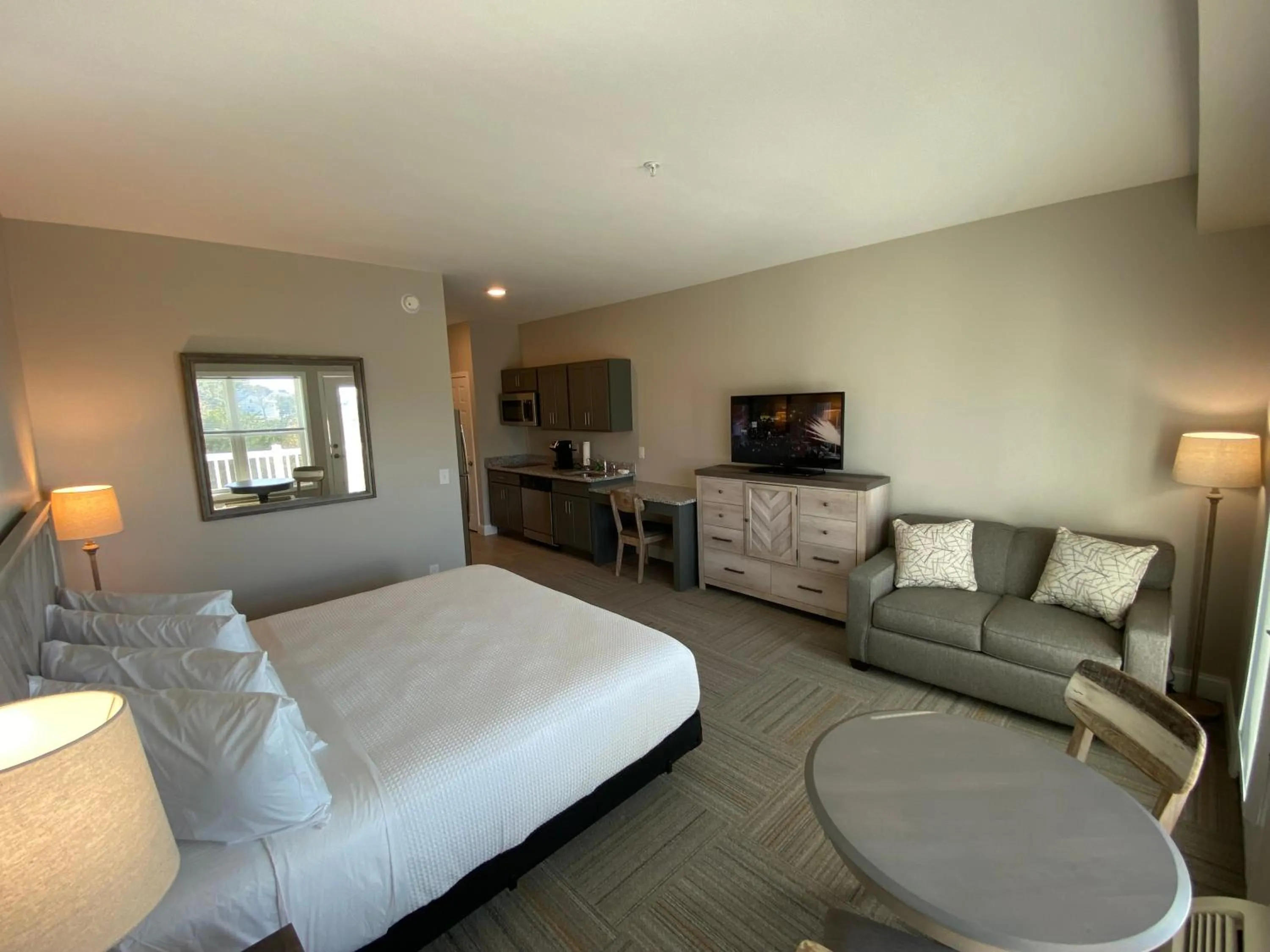 Photo of the whole room, Bed in River Hotel of Southport