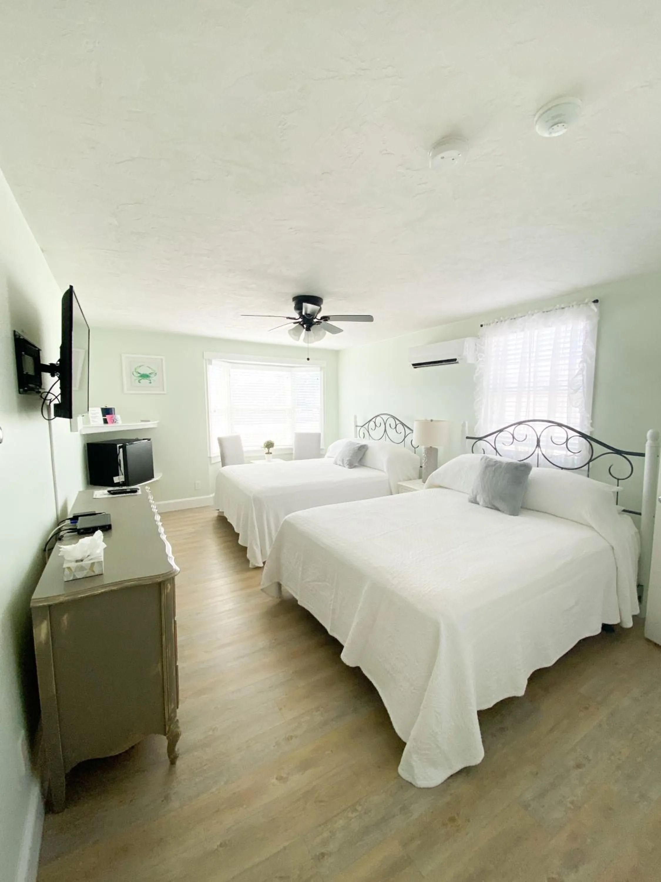 Bed in By The Sea Guests Bed & Breakfast and Suites