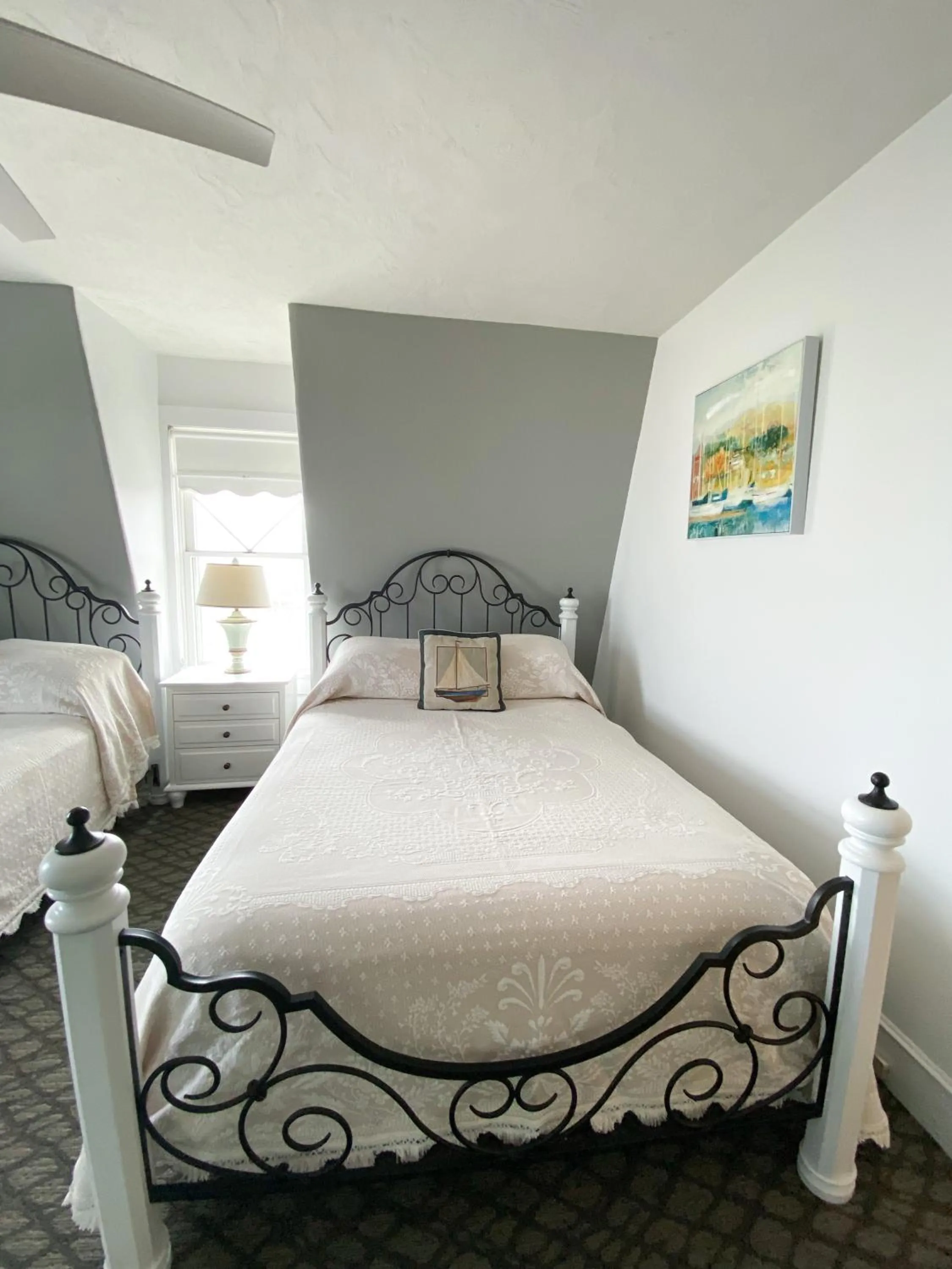Bed in By The Sea Guests Bed & Breakfast and Suites