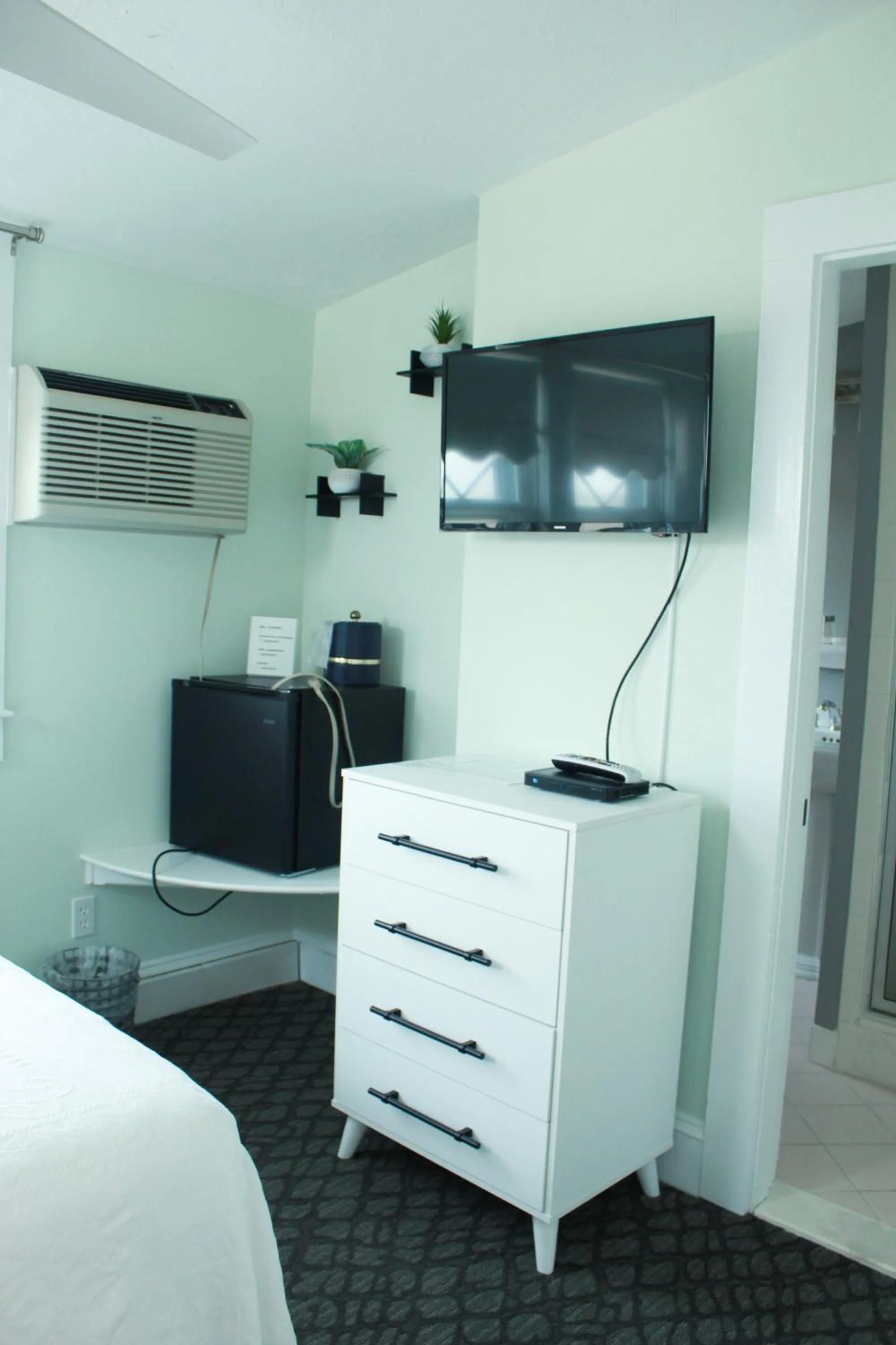 Bed in By The Sea Guests Bed & Breakfast and Suites