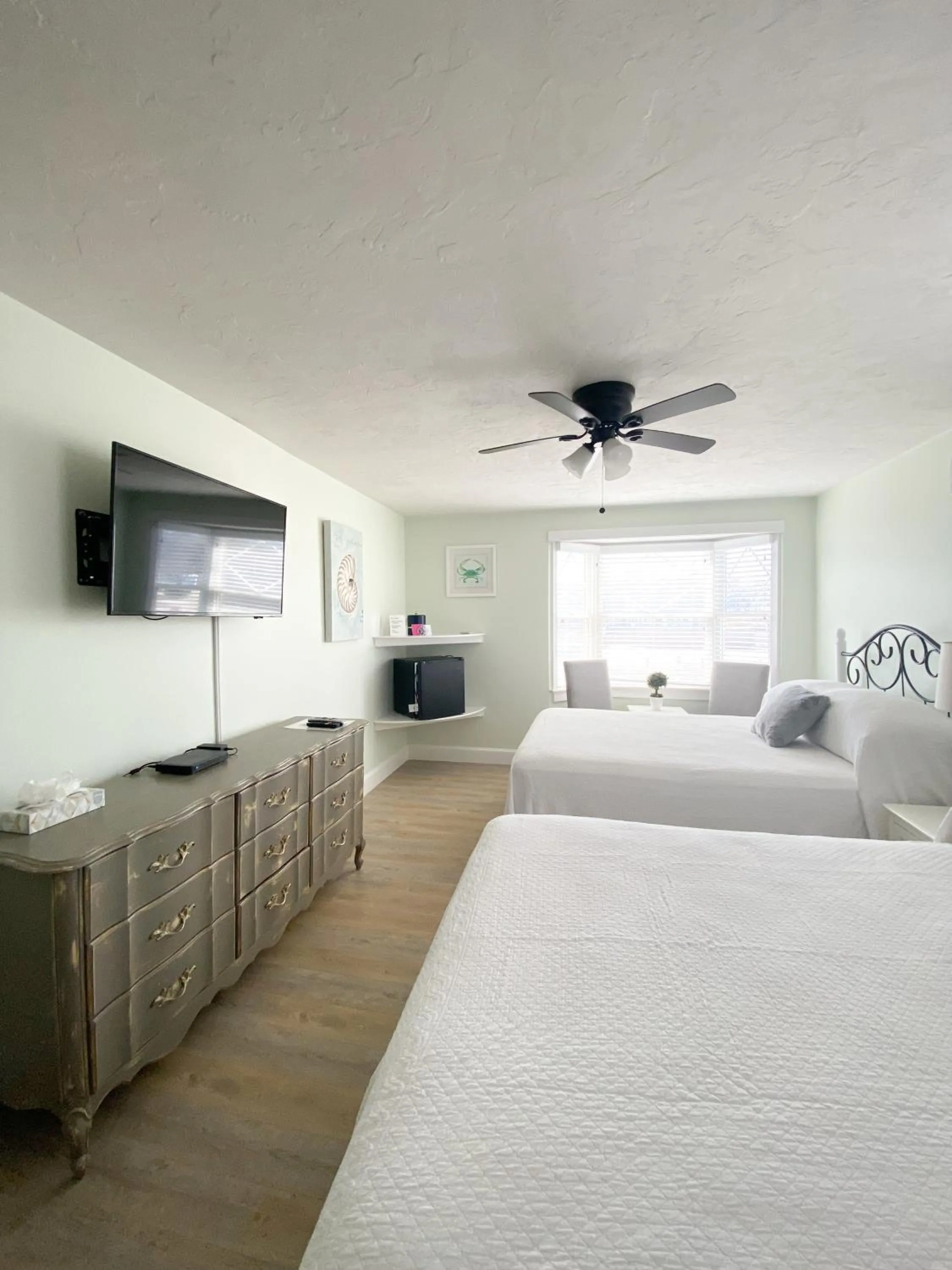 Bed in By The Sea Guests Bed & Breakfast and Suites