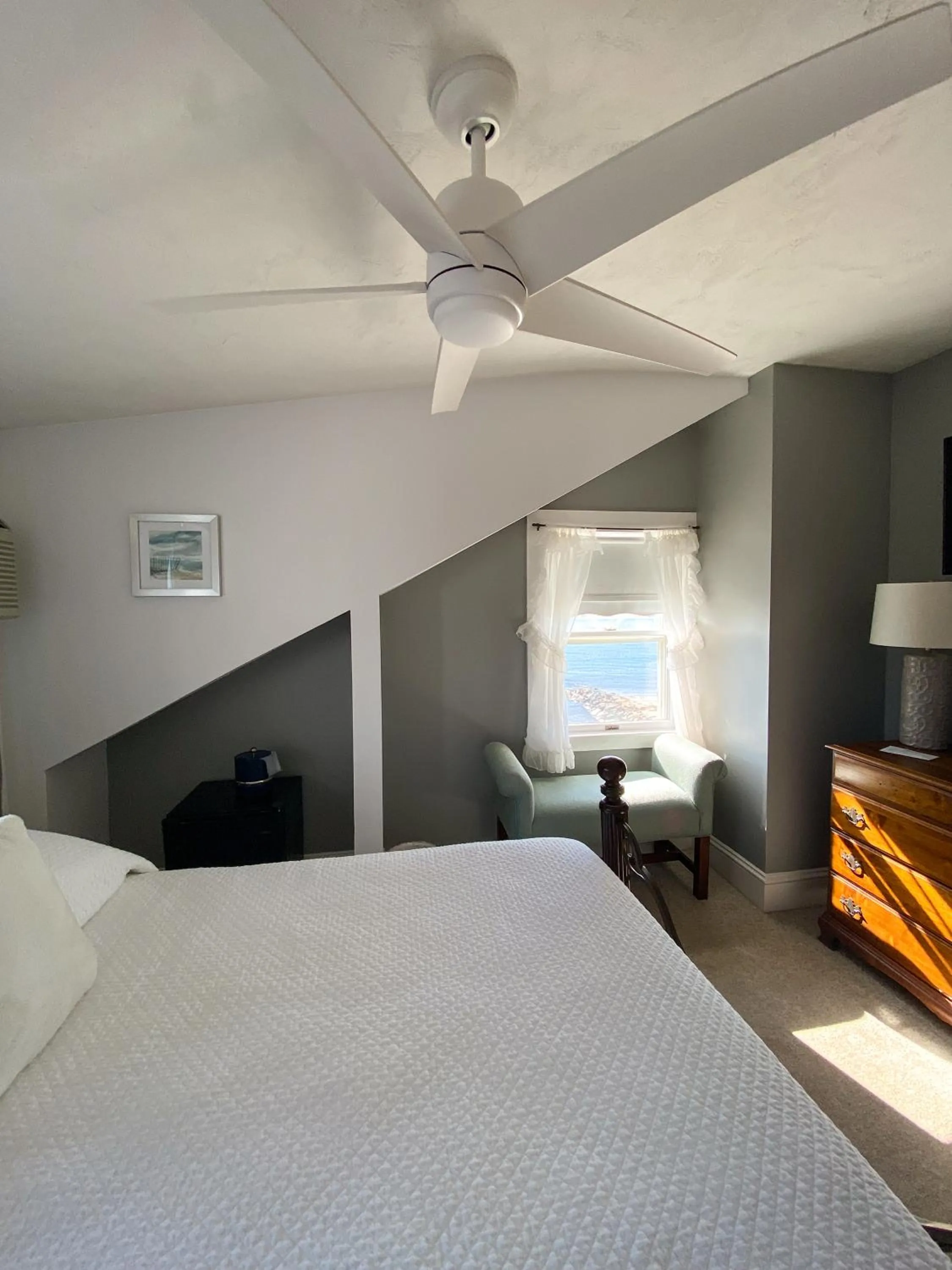 Bed in By The Sea Guests Bed & Breakfast and Suites